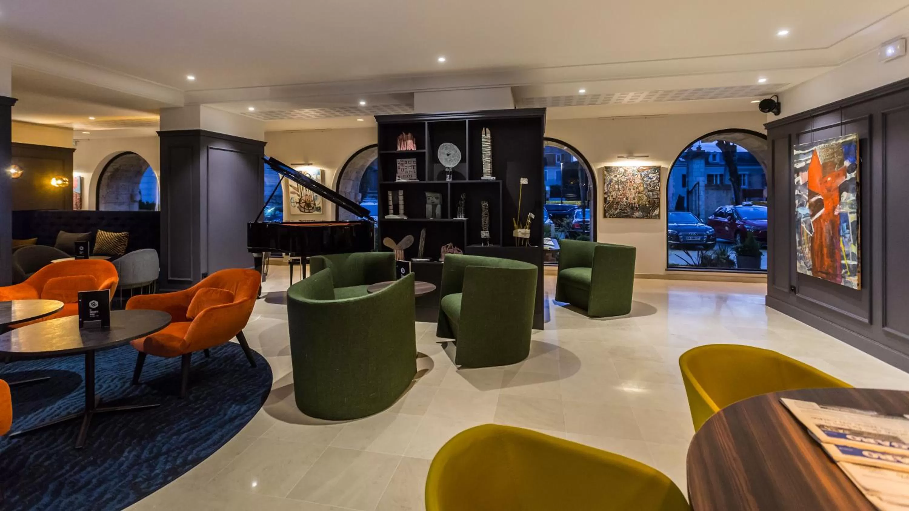 Lounge or bar in Hotel De Bourbon Grand Hotel Mercure Bourges