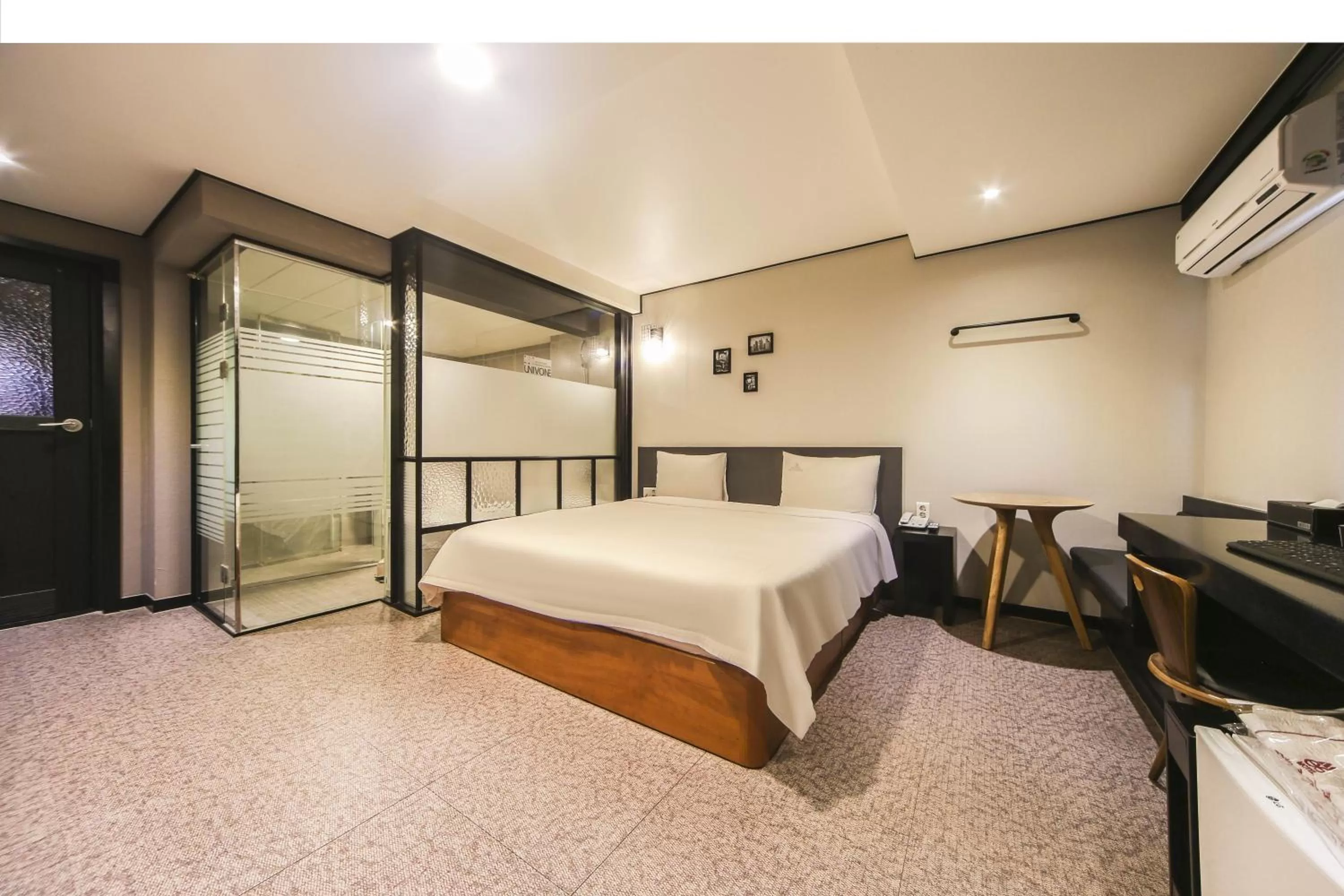 Bedroom, Bed in Elysee Hotel