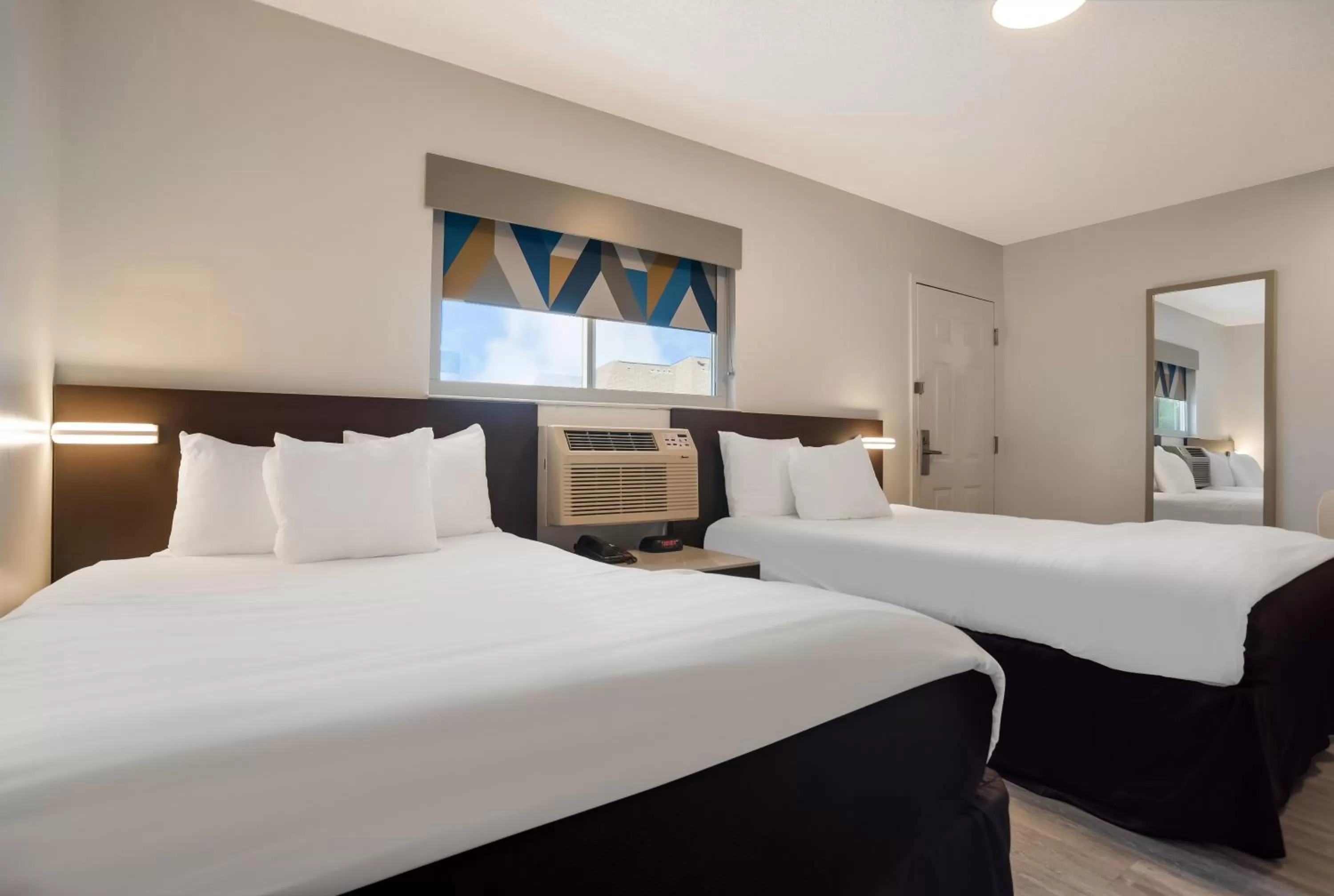 Photo of the whole room, Bed in Suburban Studios Biloxi North Area