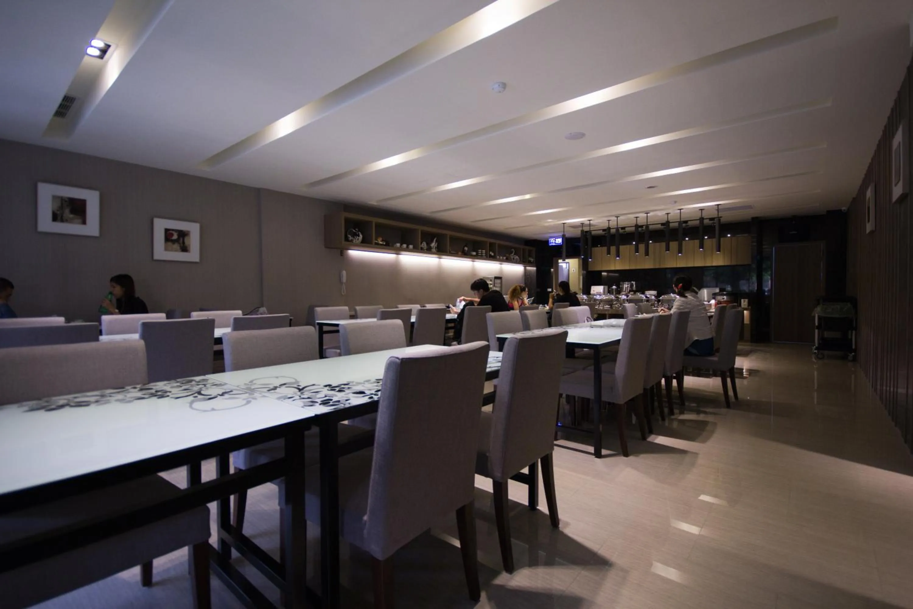 Restaurant/places to eat in Royal Guest Hotel