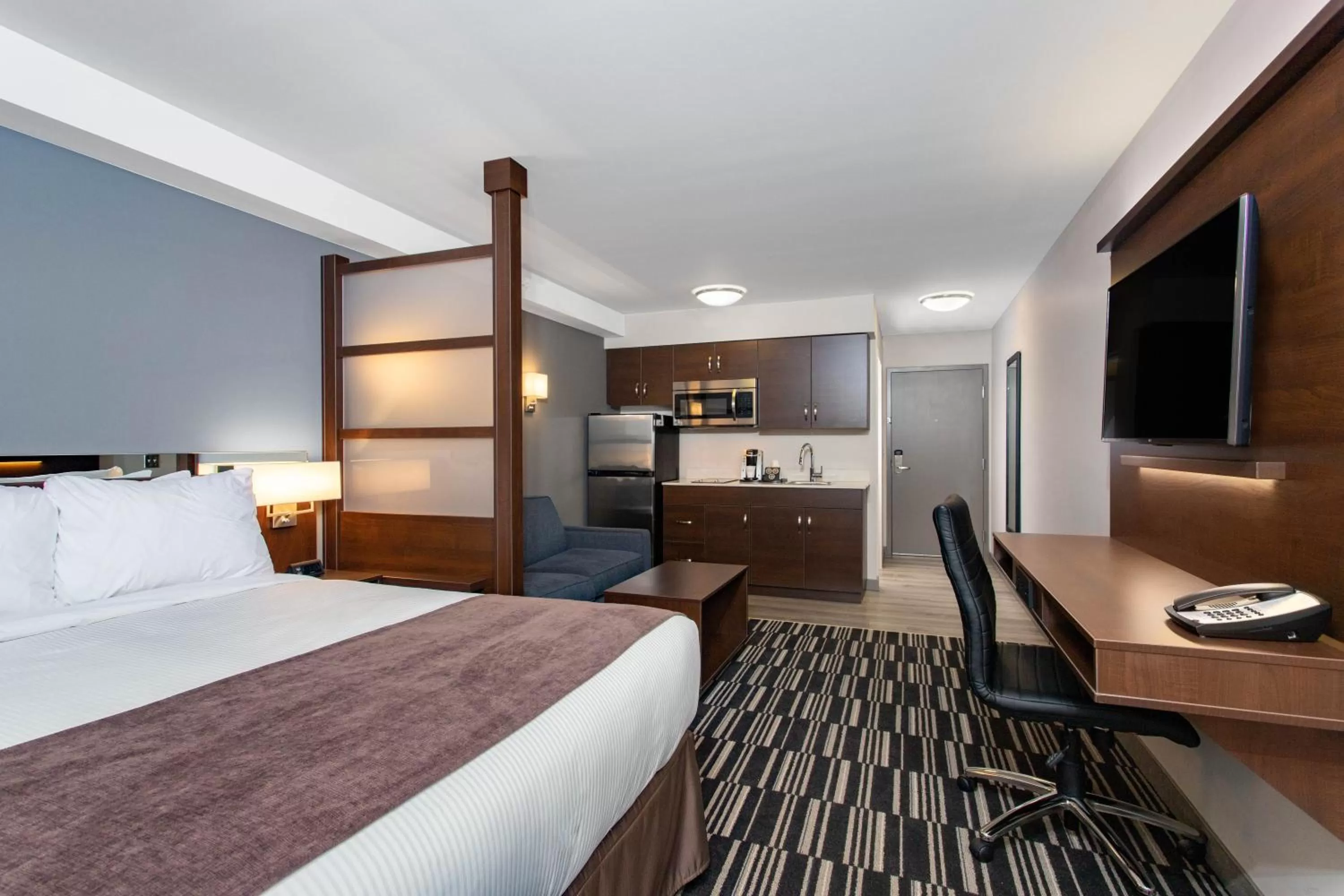 TV and multimedia in Microtel Inn & Suites by Wyndham Portage La Prairie