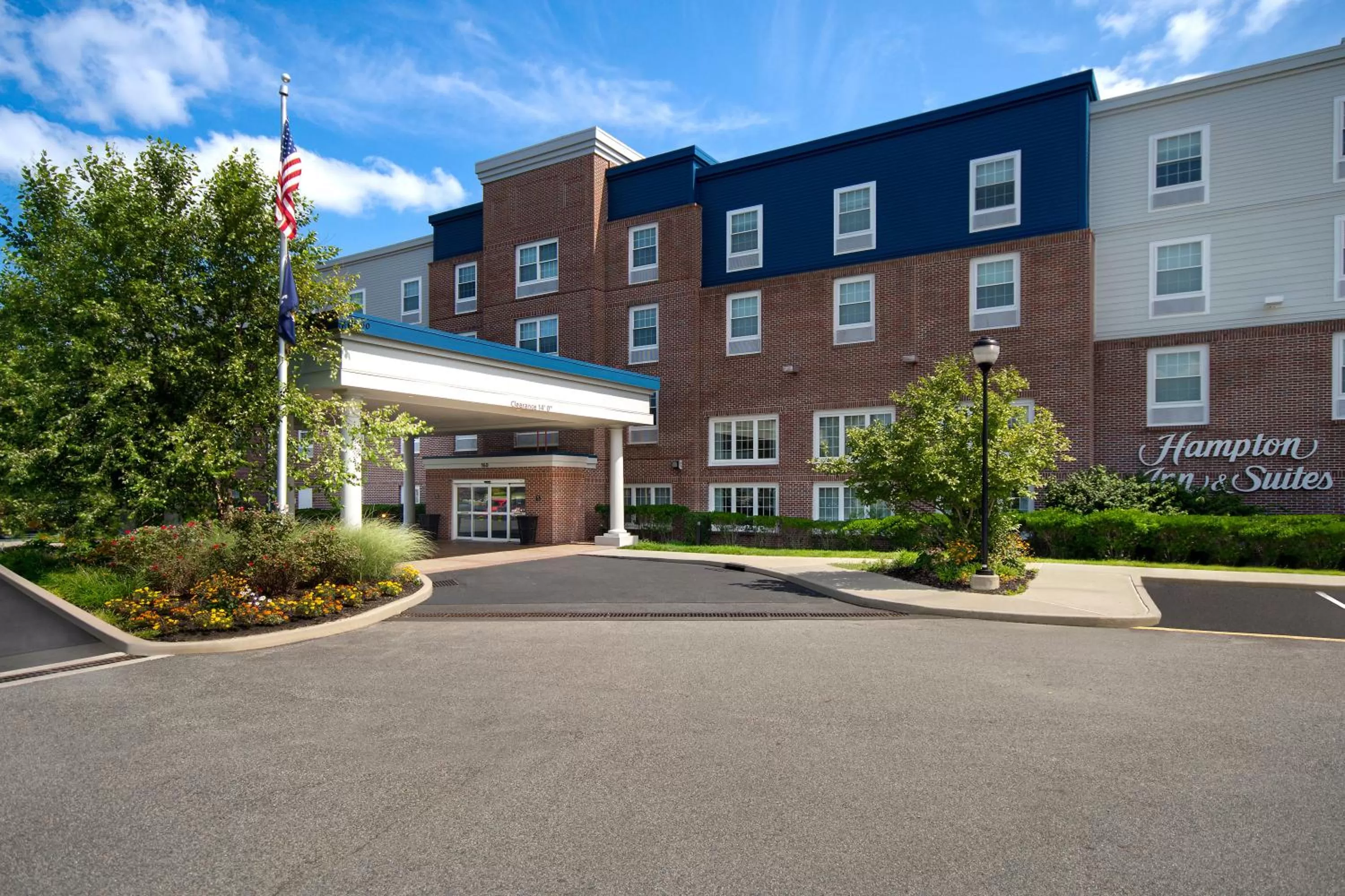 Property building in Hampton Inn & Suites Yonkers