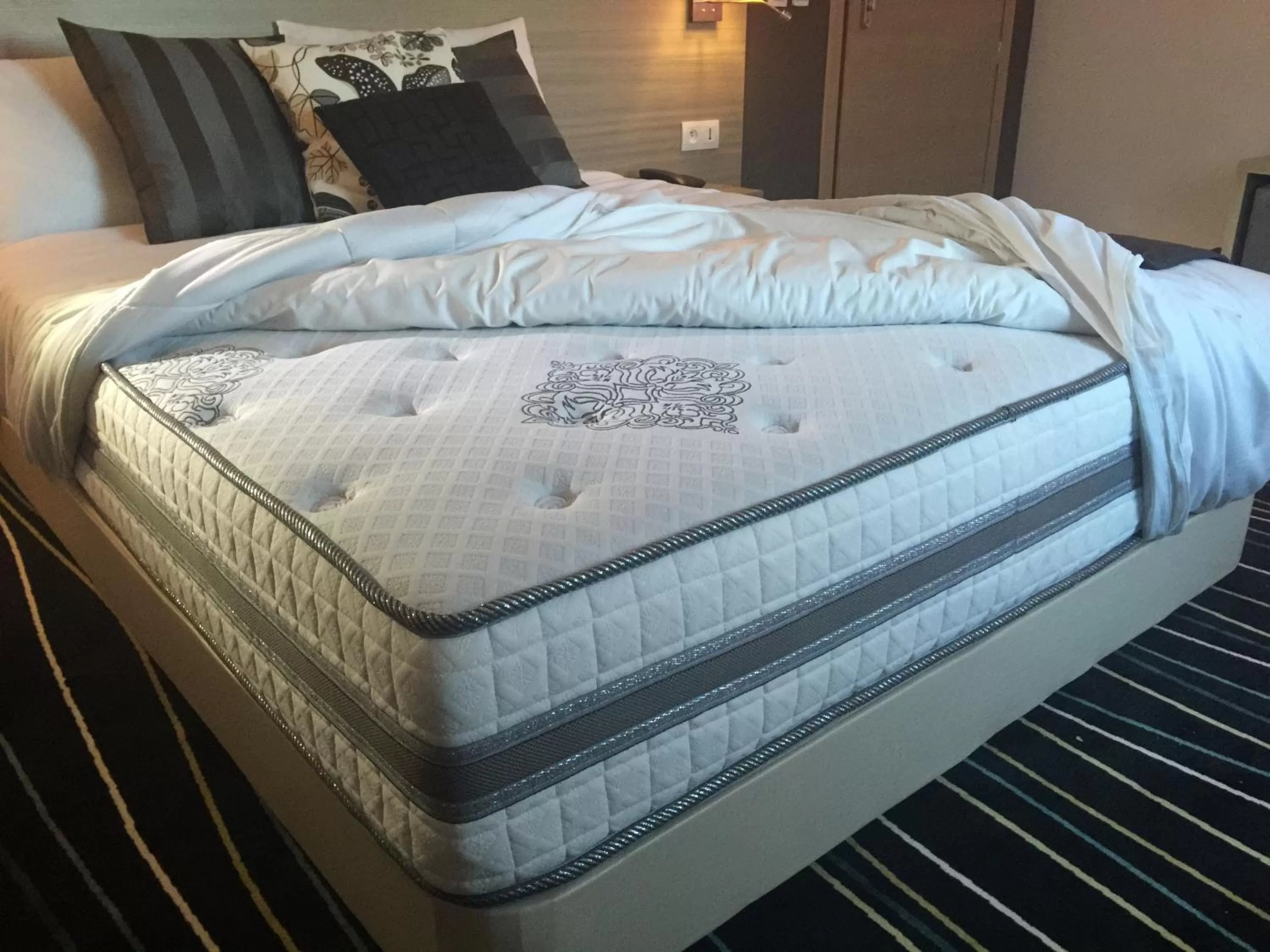 Bed in The Originals City, Marne-la-Vallée Est, Meaux ,GLASSY HOTEL