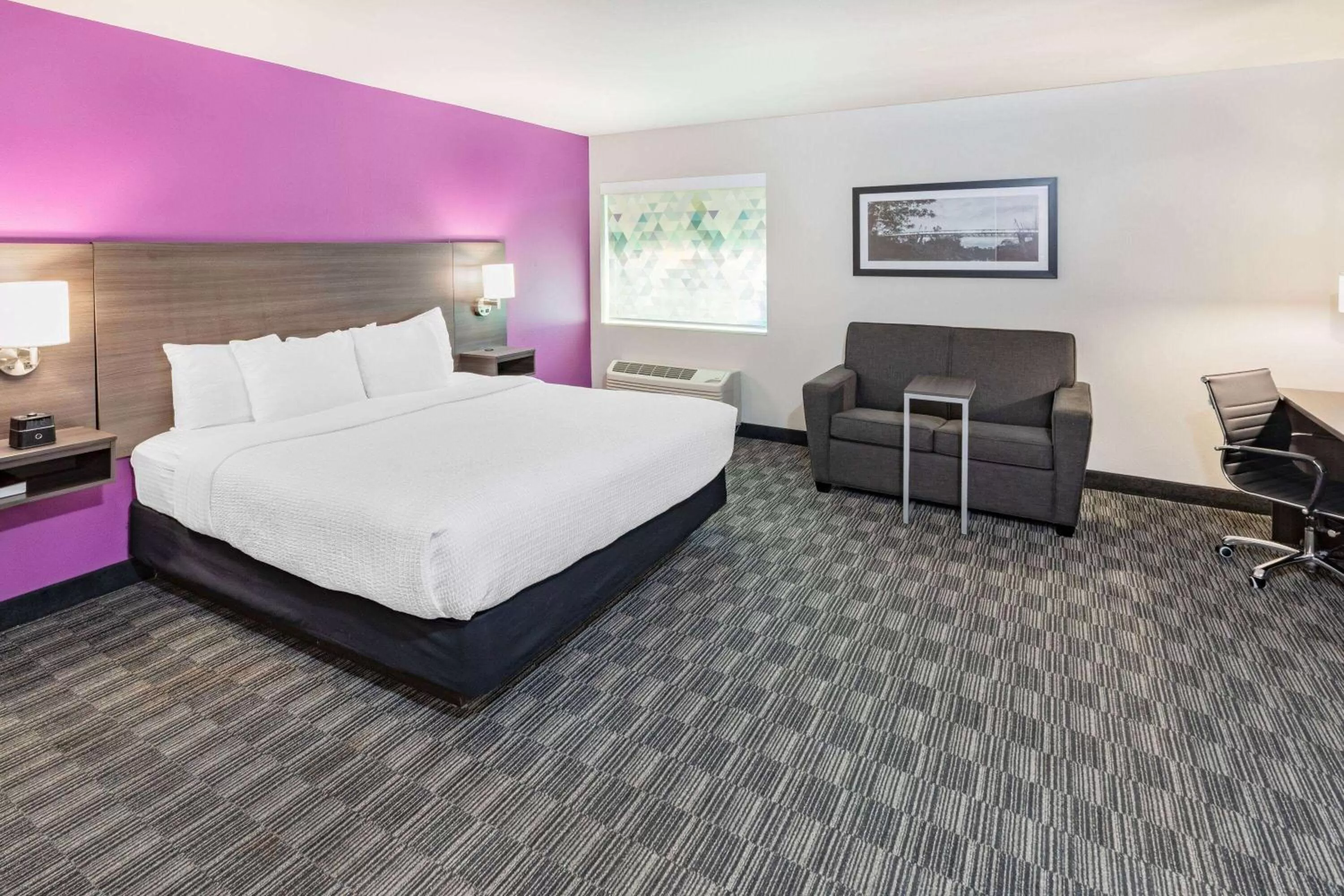Photo of the whole room, Bed in La Quinta by Wyndham Houston Southwest