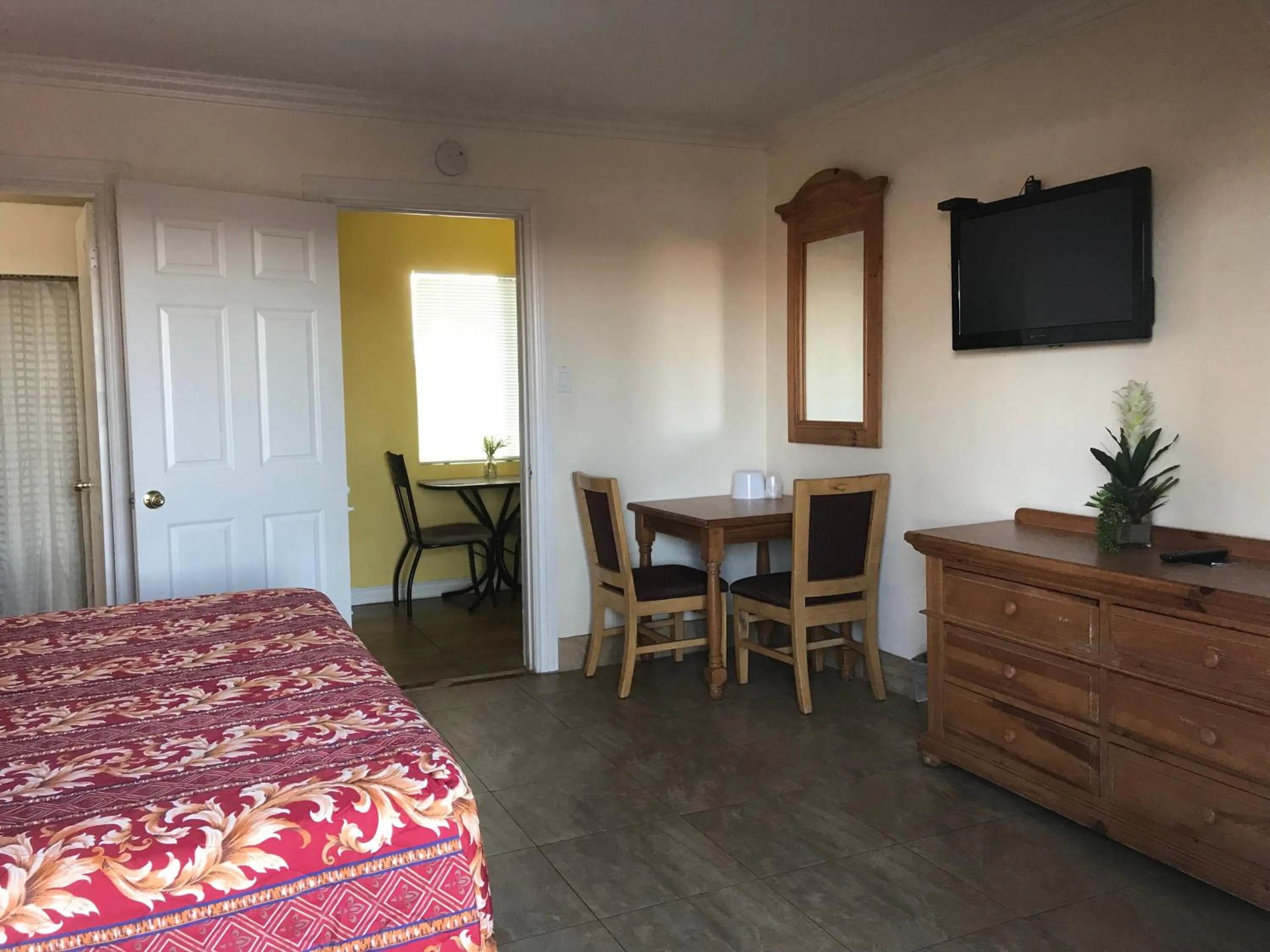 Dining area, Bed in El Rancho Dolores at JT National Park