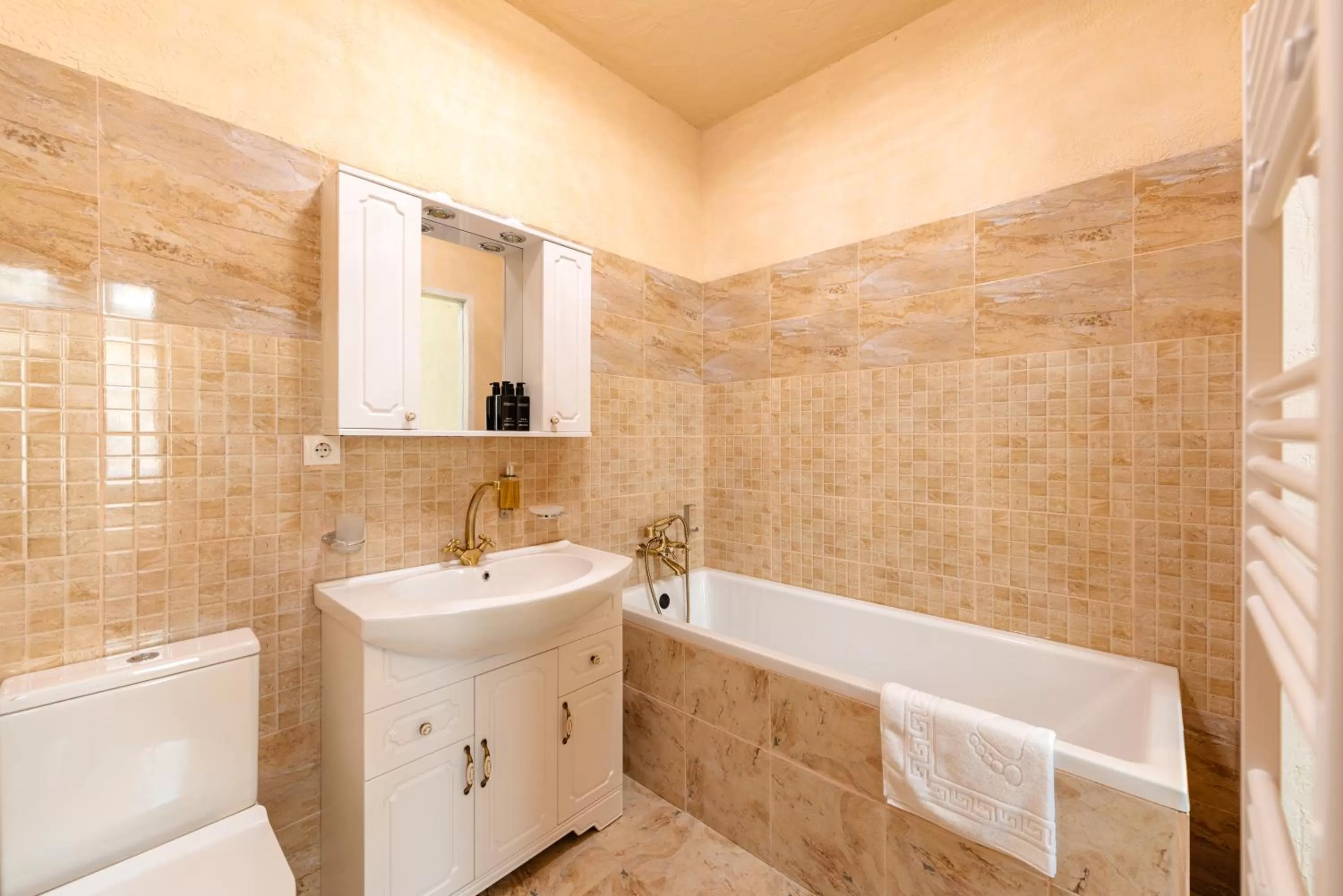 Bathroom in Palace Bulevard Inn