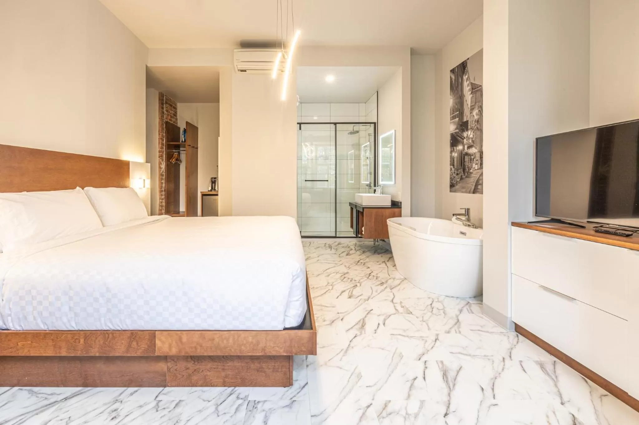 Photo of the whole room, Bed in Hôtel Manoir Vieux-Québec