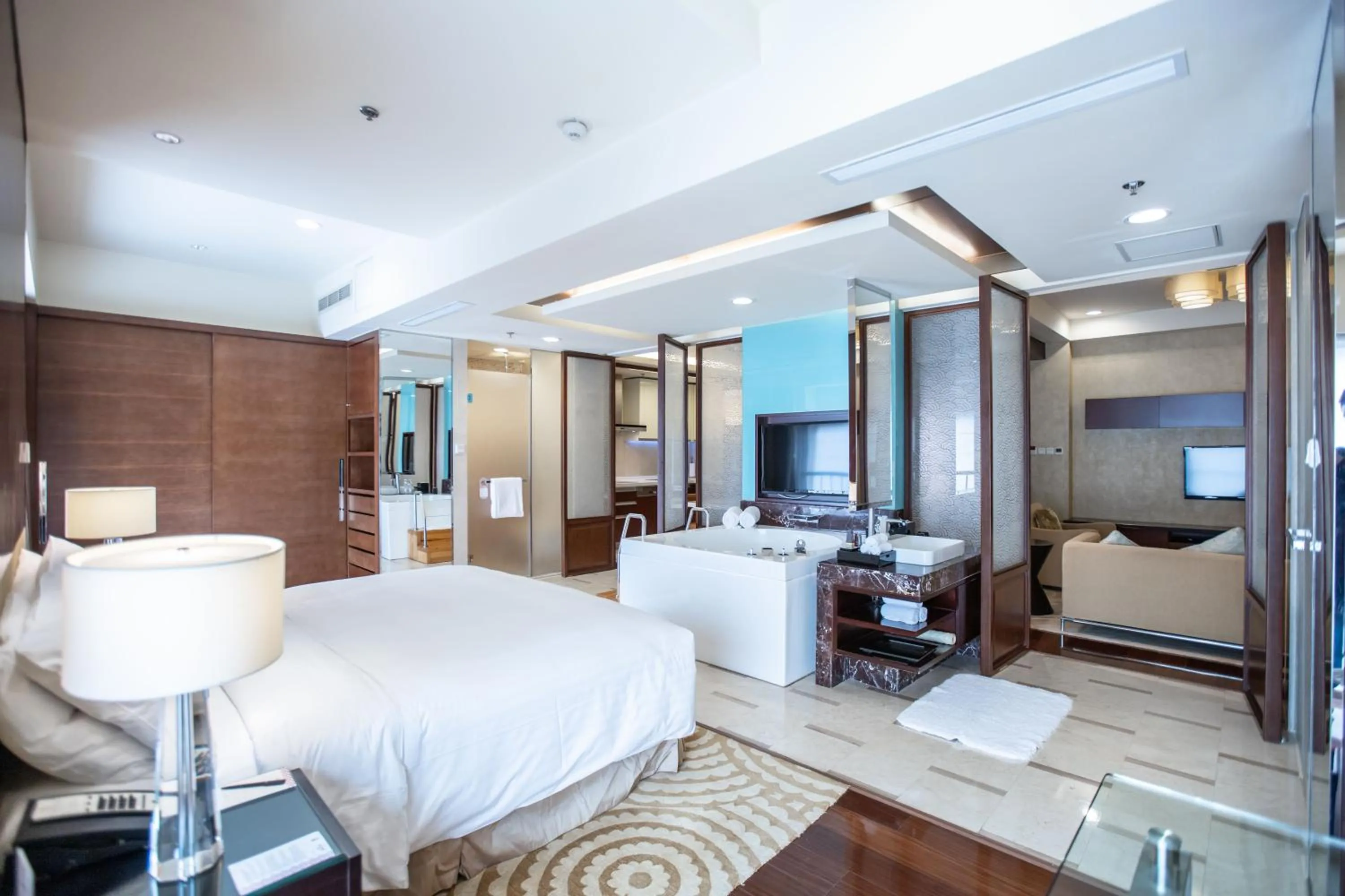 Bed in The Imperial Mansion, Beijing - Marriott Executive Apartments