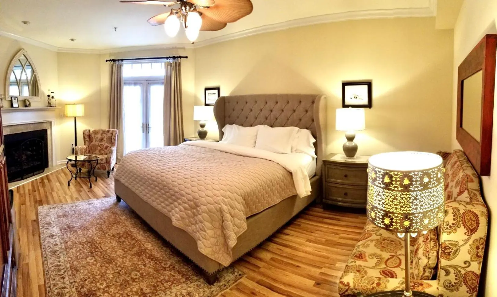 Bed in Inn on Main Hotel