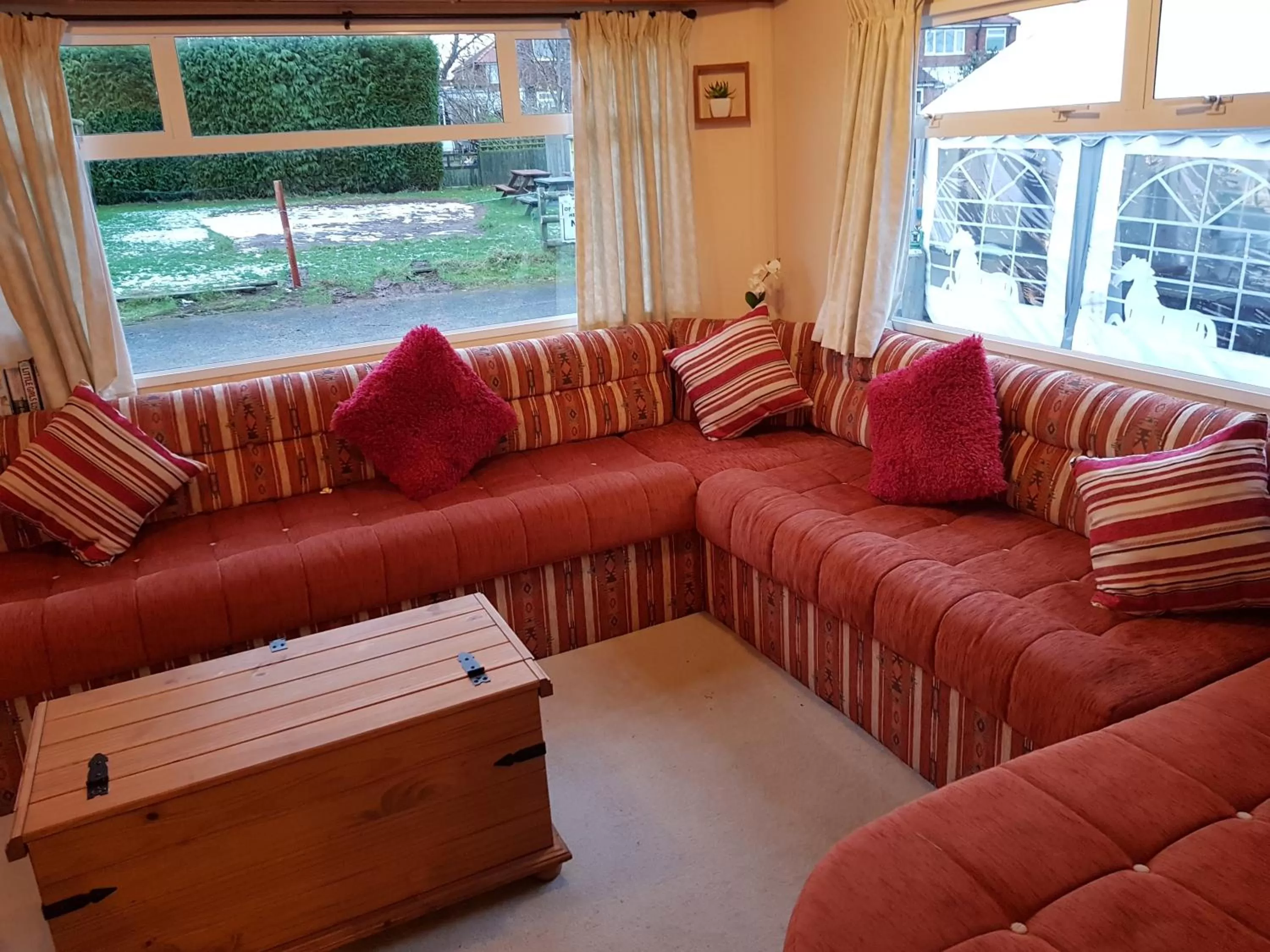 Living room in the jackdaw pub SELF CATERING STATIC CARAVAN free breakfast supplied