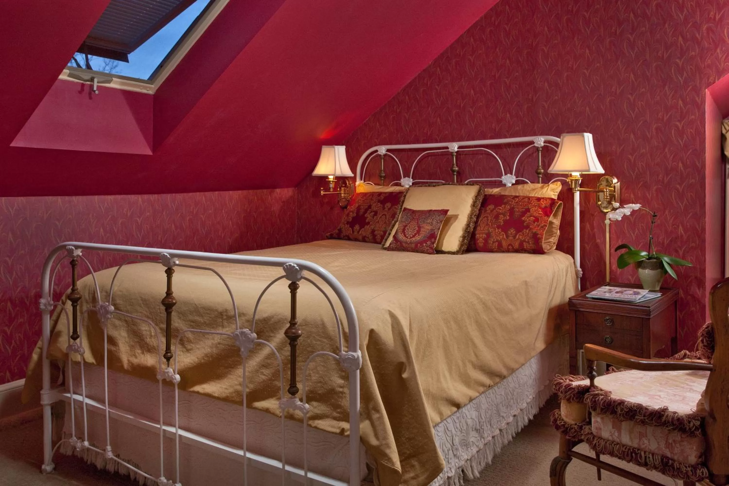 Bed in Albemarle Inn - Asheville