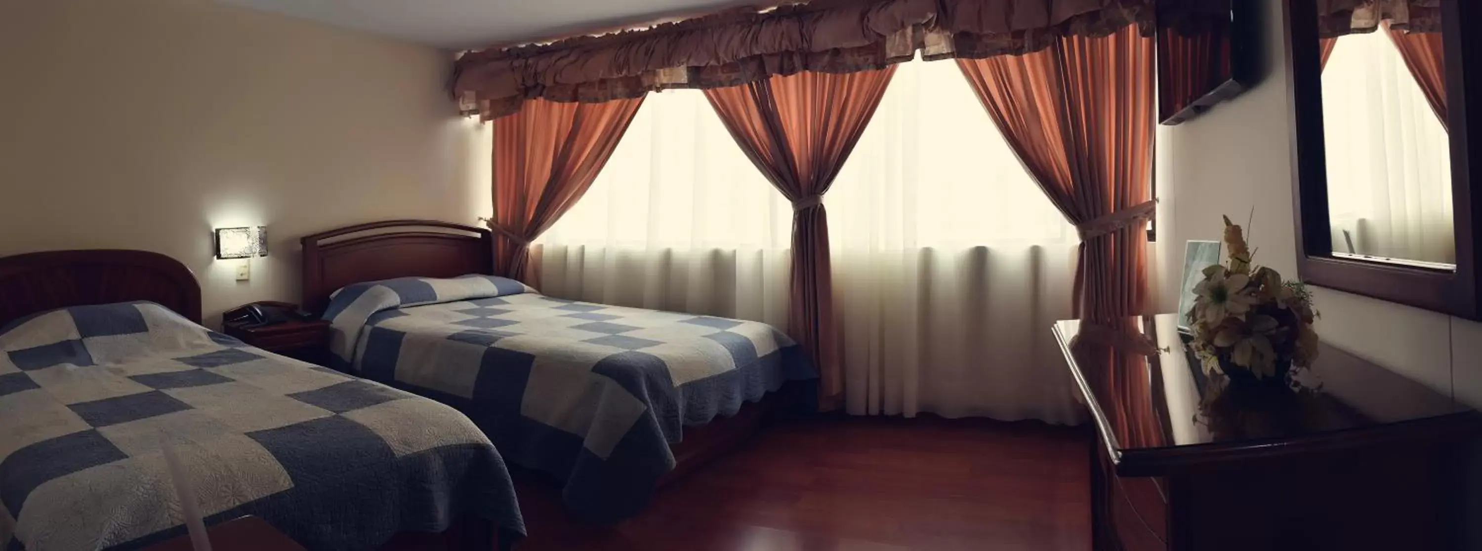 Triple Room in Hotel Santa Isabel 2 Triple Room in Hotel Santa Isabel 2