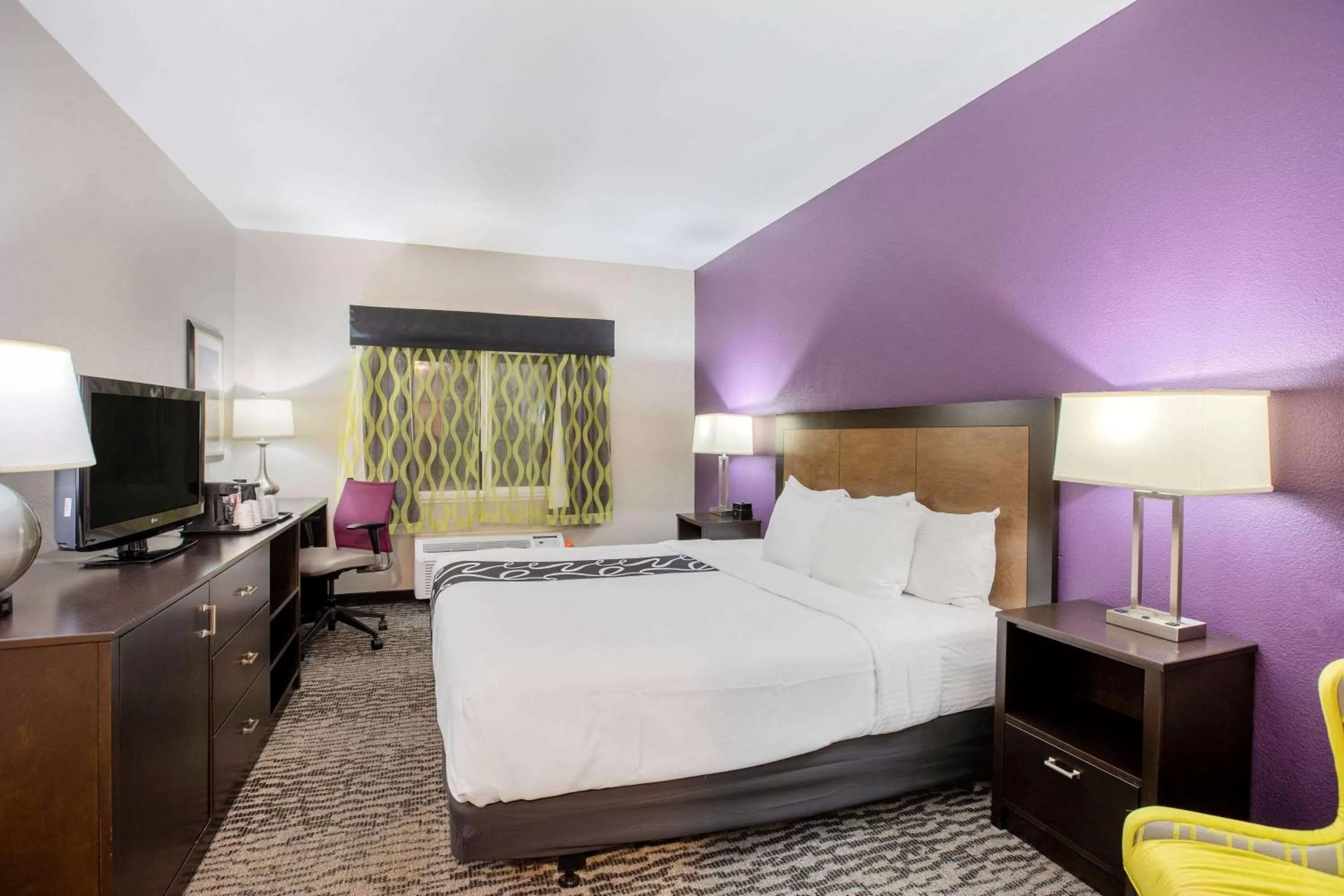 Photo of the whole room, Bed in La Quinta Inn by Wyndham Livermore