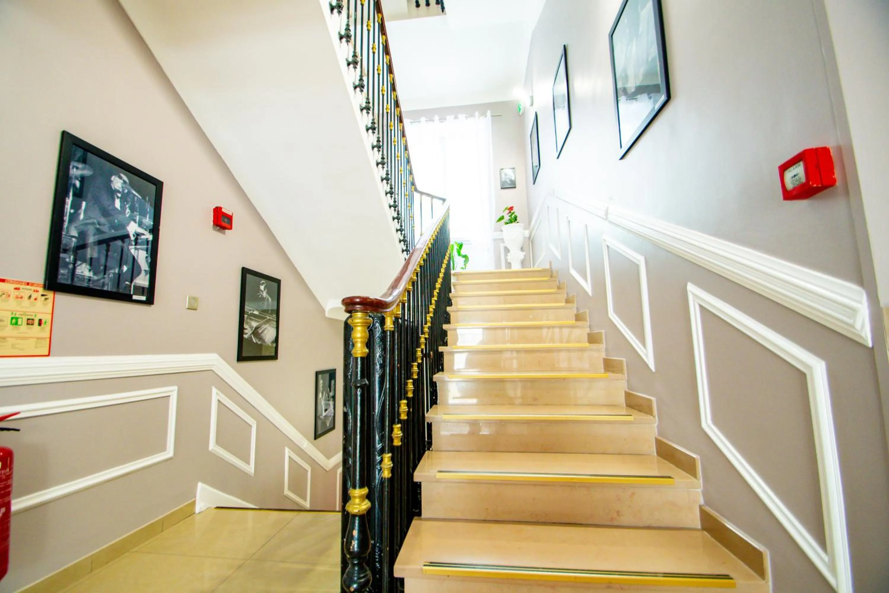 Property building in Hôtel Parisien