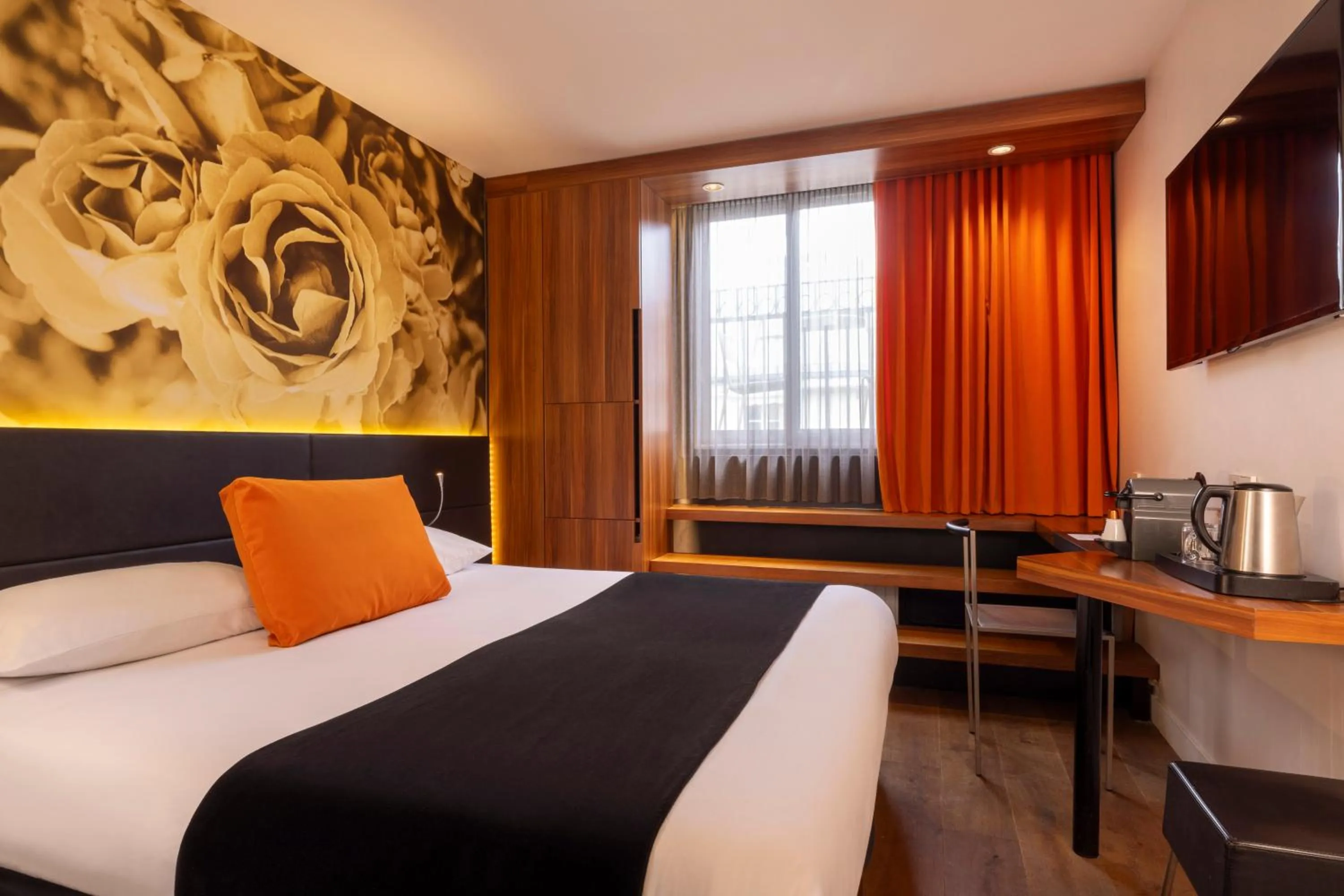 Bedroom, Bed in Hôtel Elixir