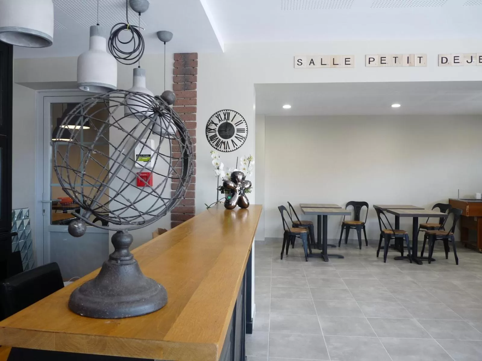 Decorative detail in L'Horloge Gourmande