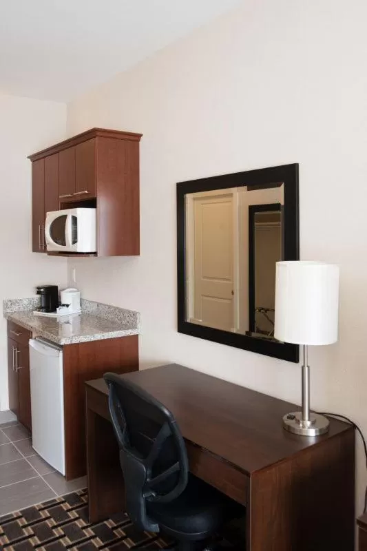 Kitchen or kitchenette in Western Star Inn & Suites Esterhazy
