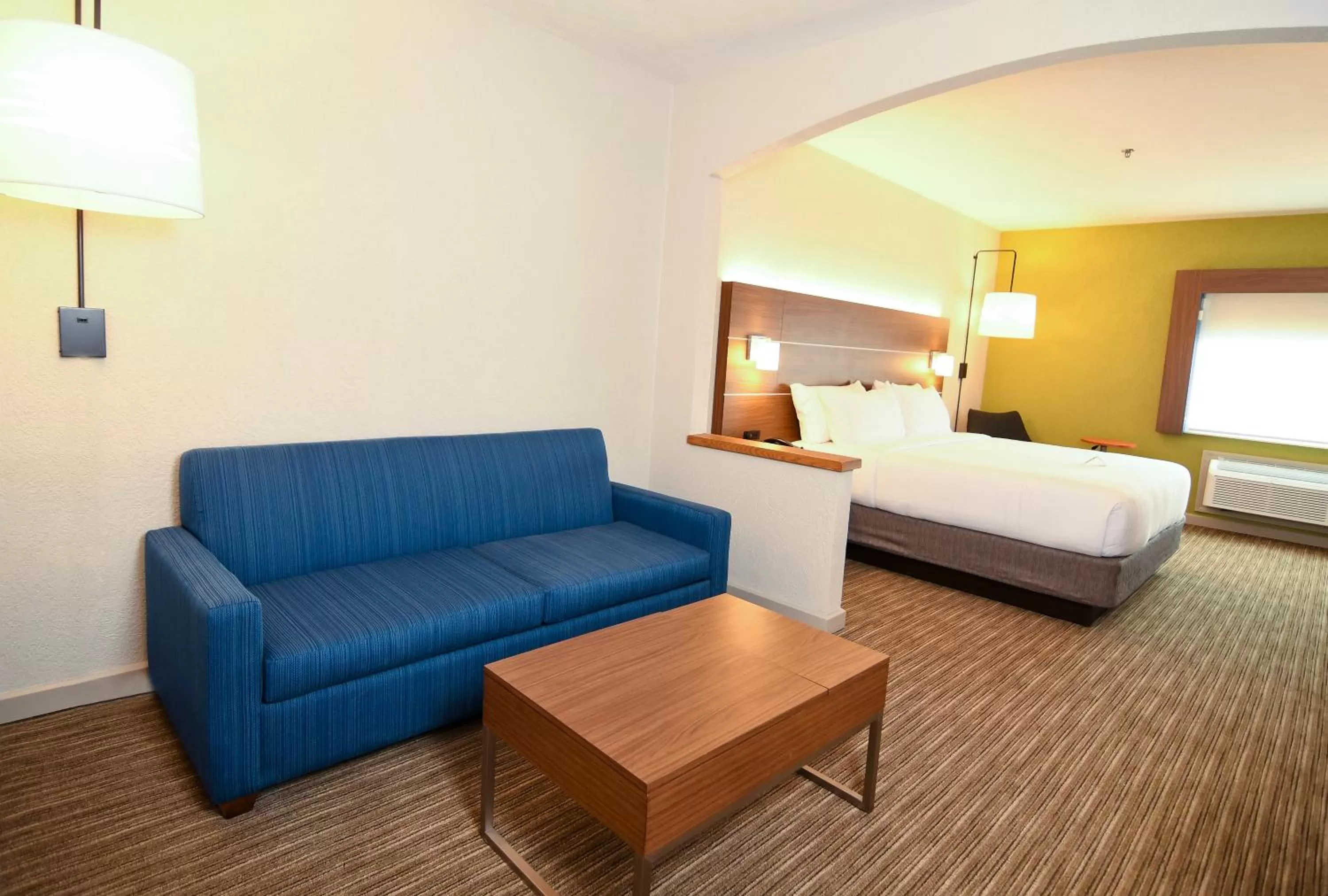 Photo of the whole room, Bed in Holiday Inn Express Hotel & Suites Port Clinton-Catawba Island by IHG