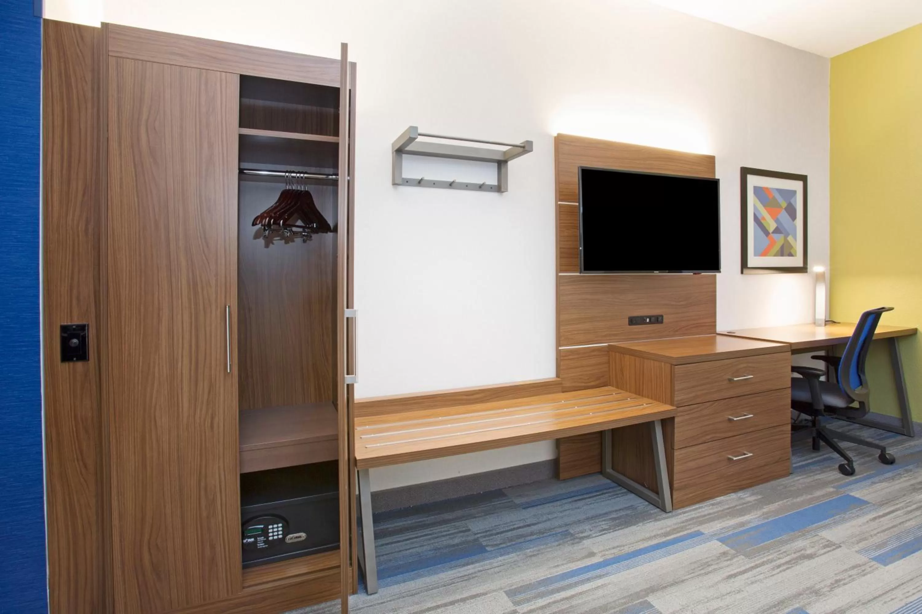 Photo of the whole room in Holiday Inn Express Kansas City - at the Legends! by IHG