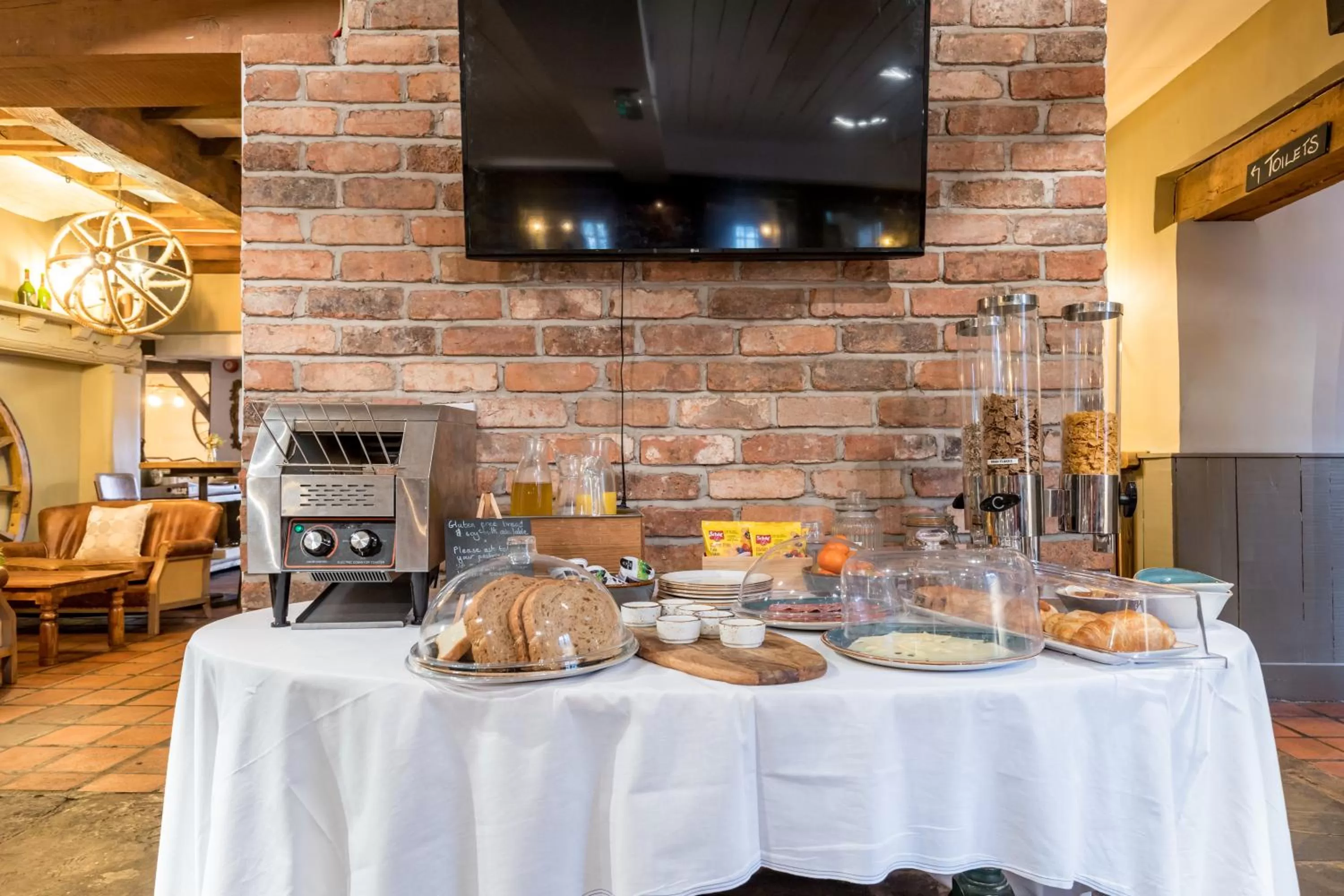 TV and multimedia in The Littleton Arms