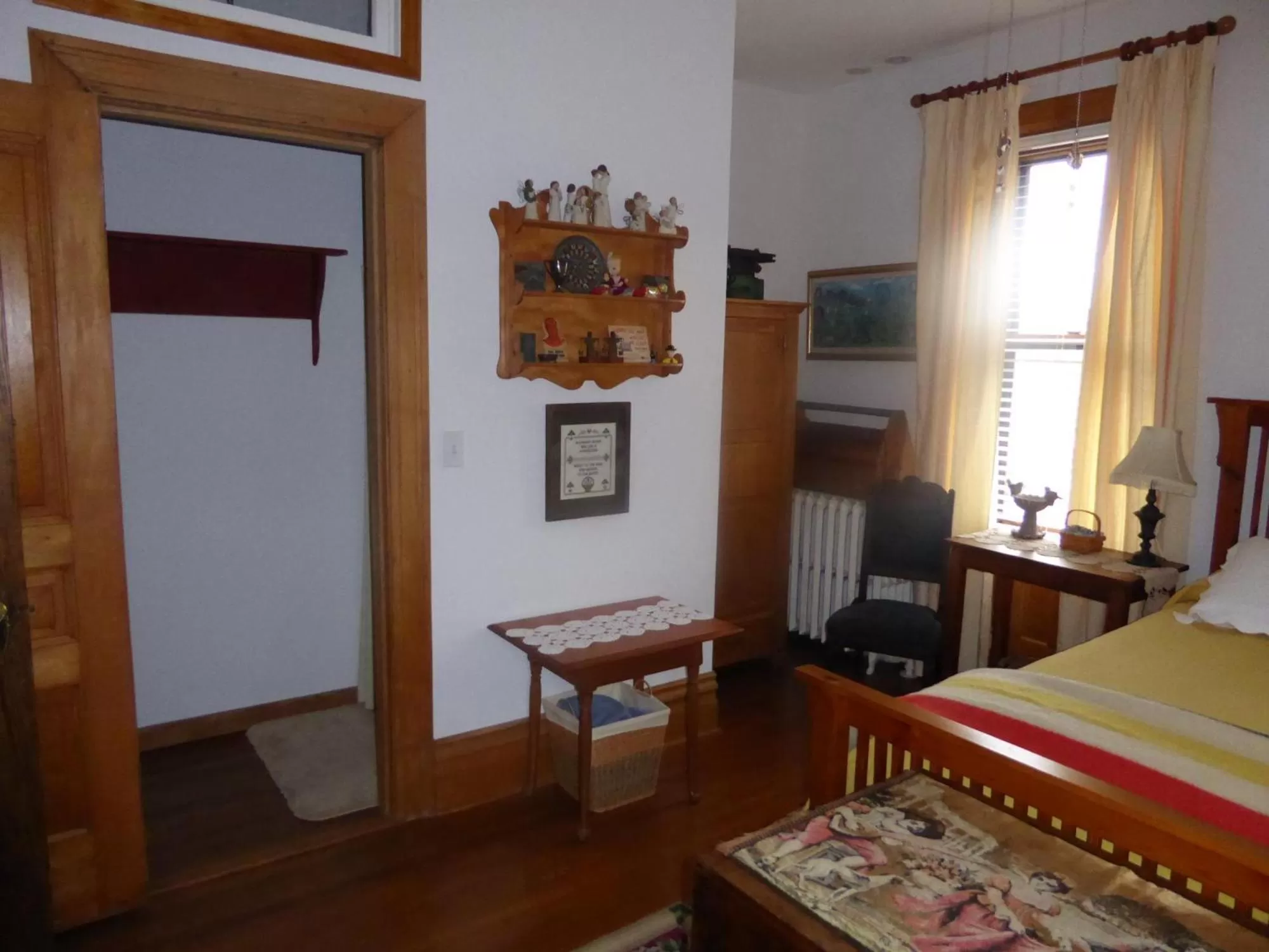 Bedroom, TV/Entertainment Center in Casa Magnolia B & B