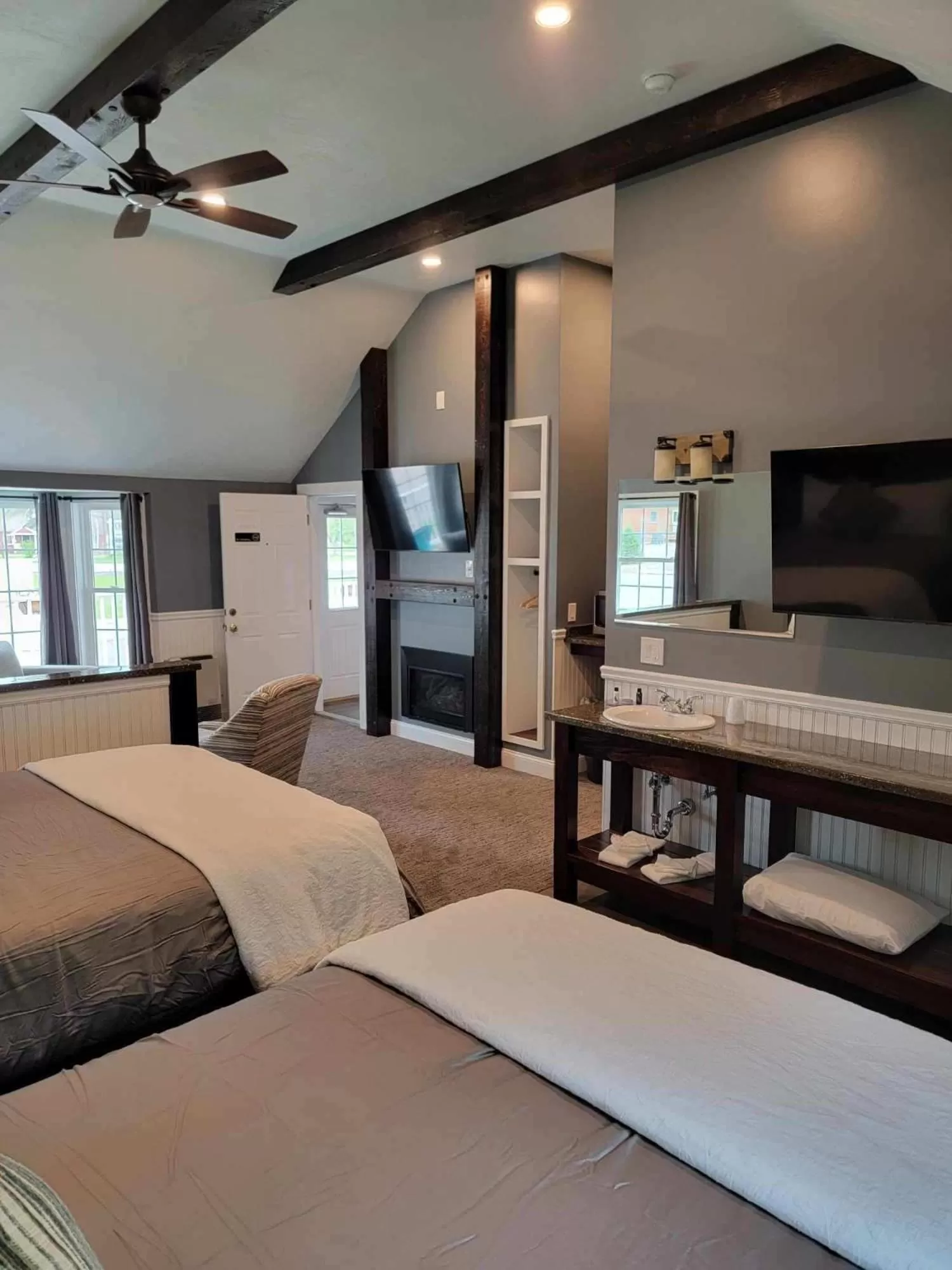 Bed in New England Inn & Lodge