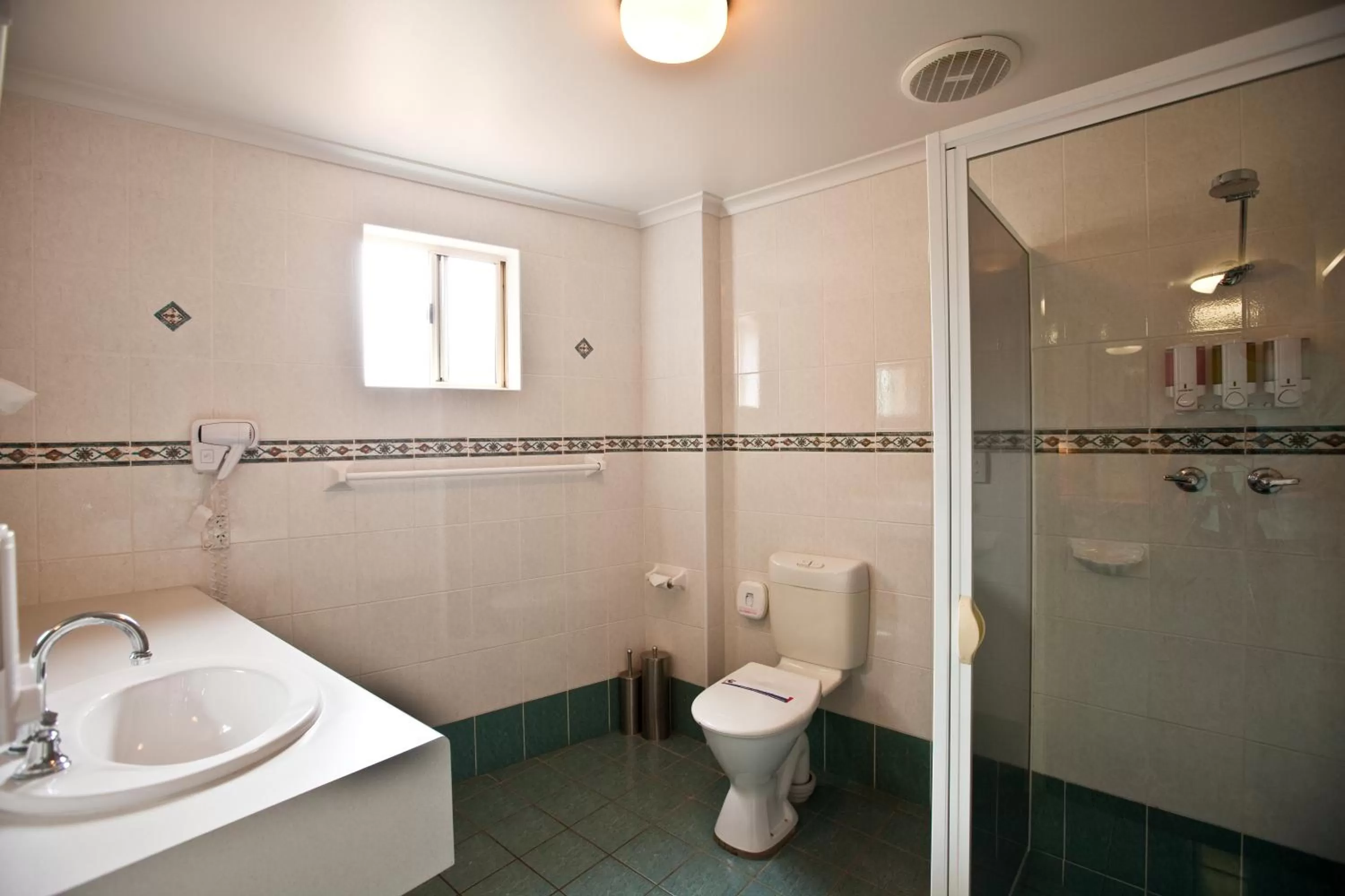 Bathroom in Abel Tasman Motor Inn