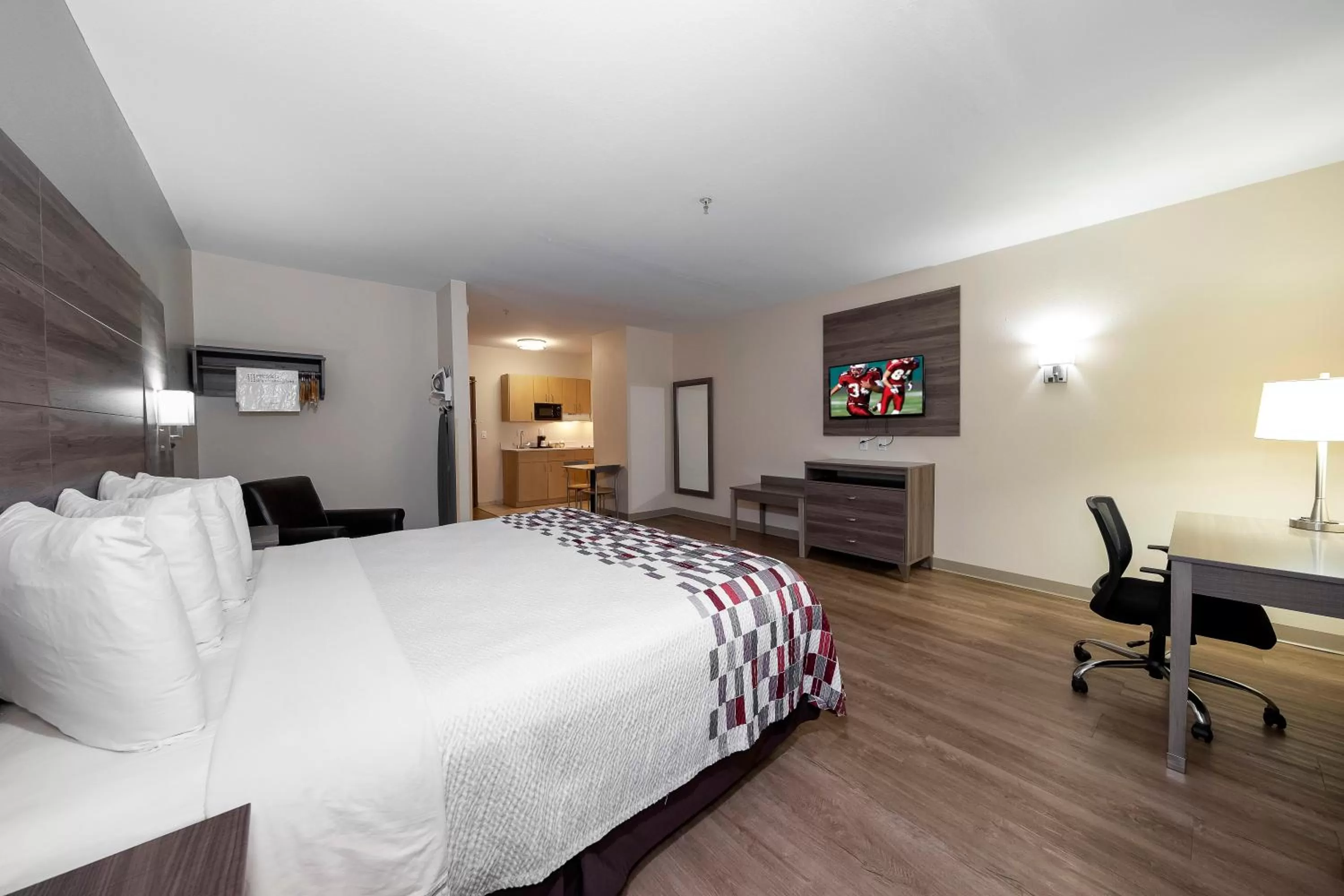 Photo of the whole room, Bed in Red Roof Inn Panama City