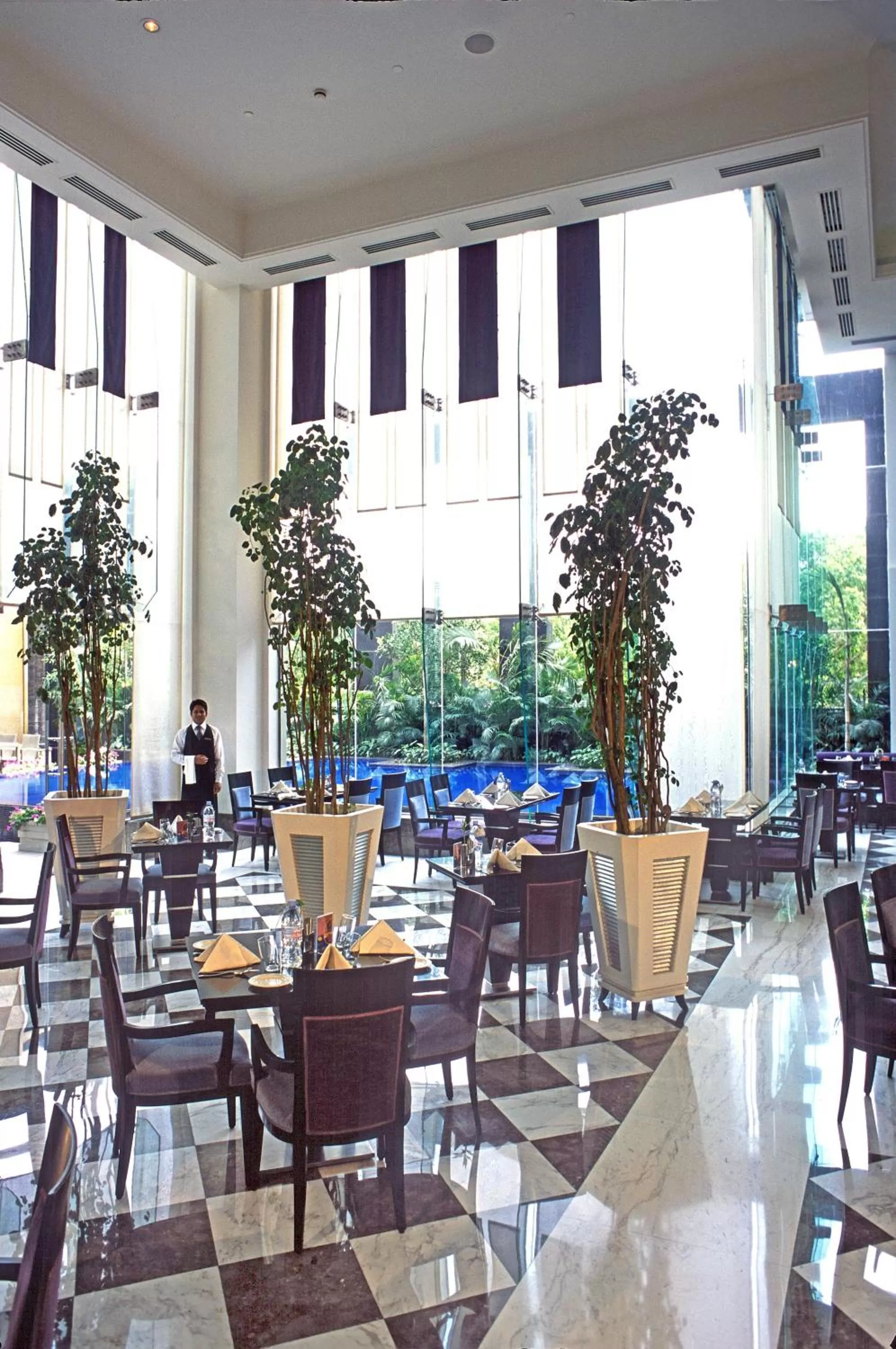 Restaurant/places to eat in Radisson Noida