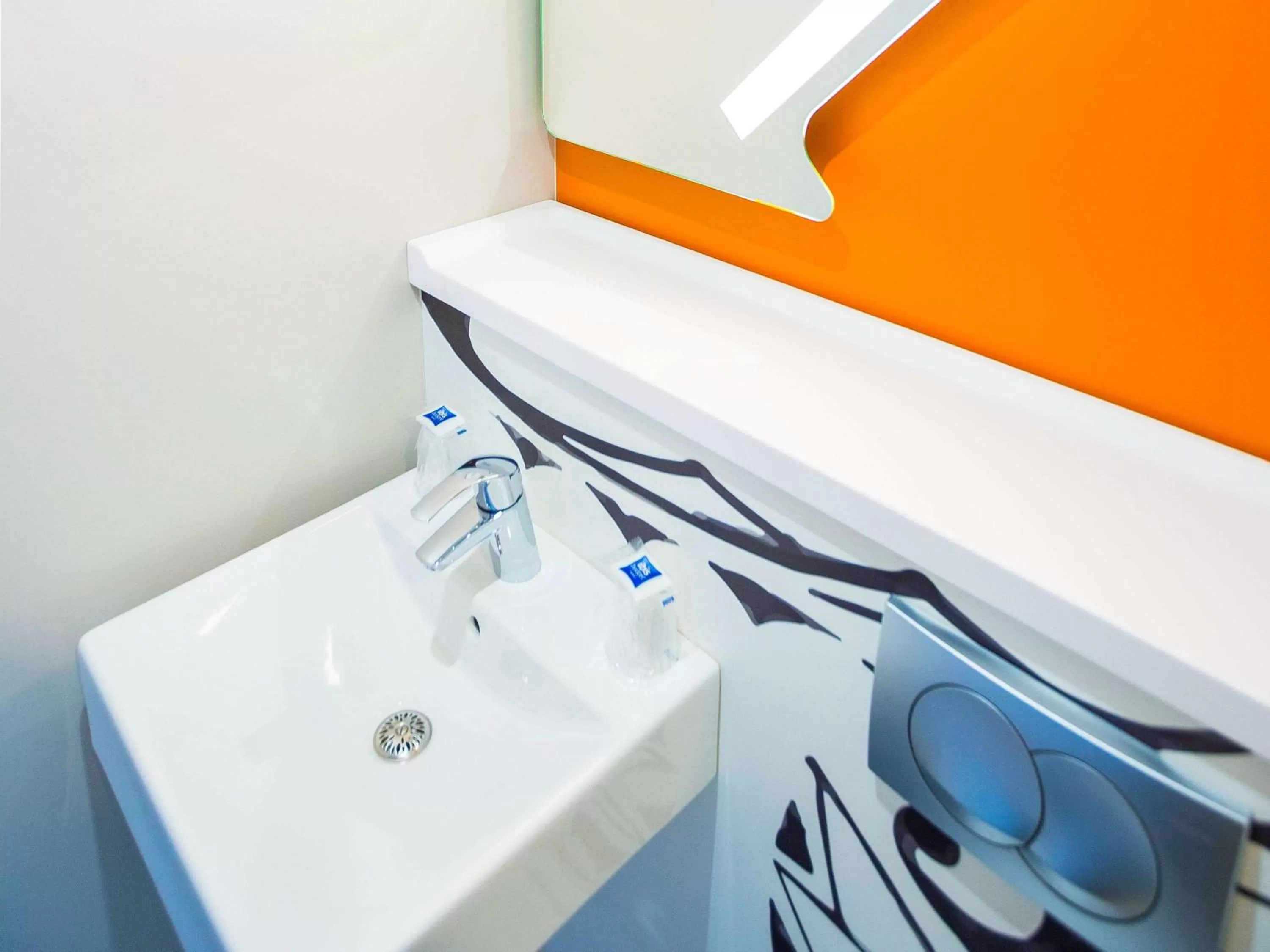 Photo of the whole room in ibis budget Cherbourg - La Glacerie