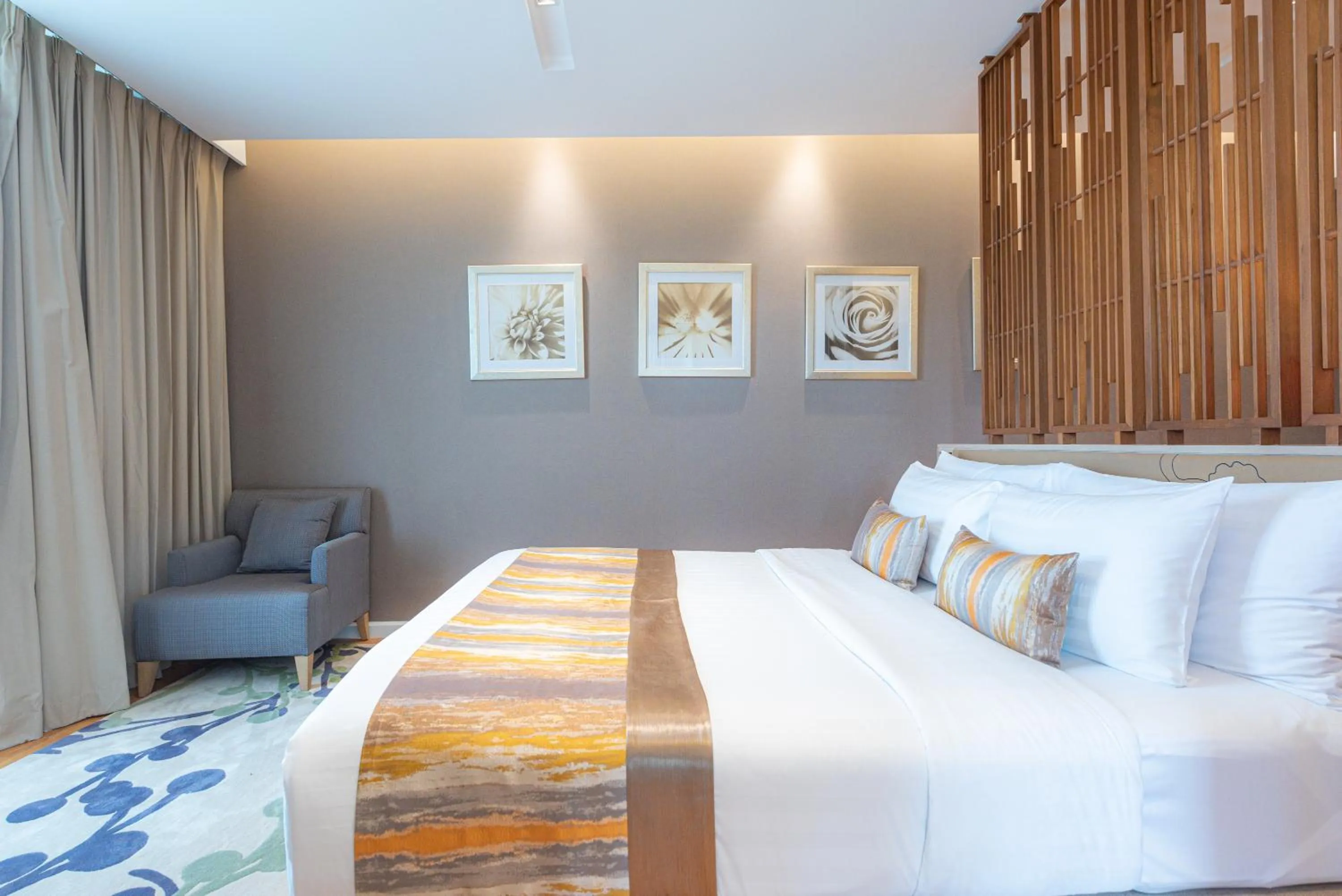 Bedroom, Bed in Summit Windmill Golf Suite Hotel at Suvarnabhumi