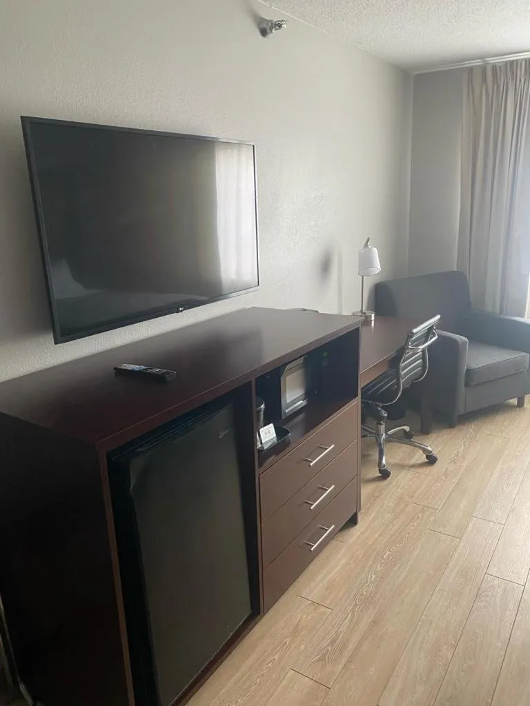 TV and multimedia in Quality Inn Colchester - Burlington