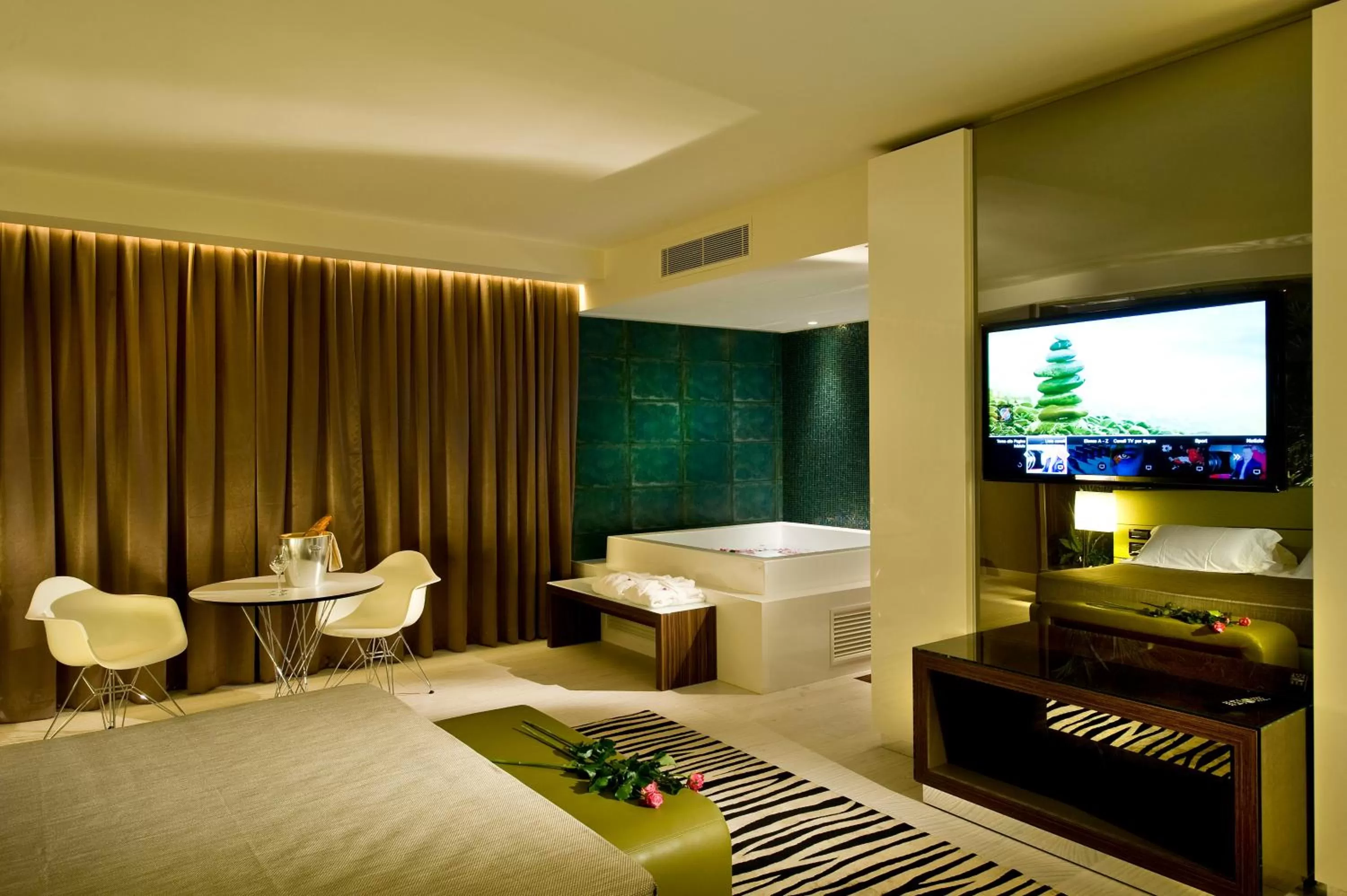 TV and multimedia, Bed in Viola Mhotel