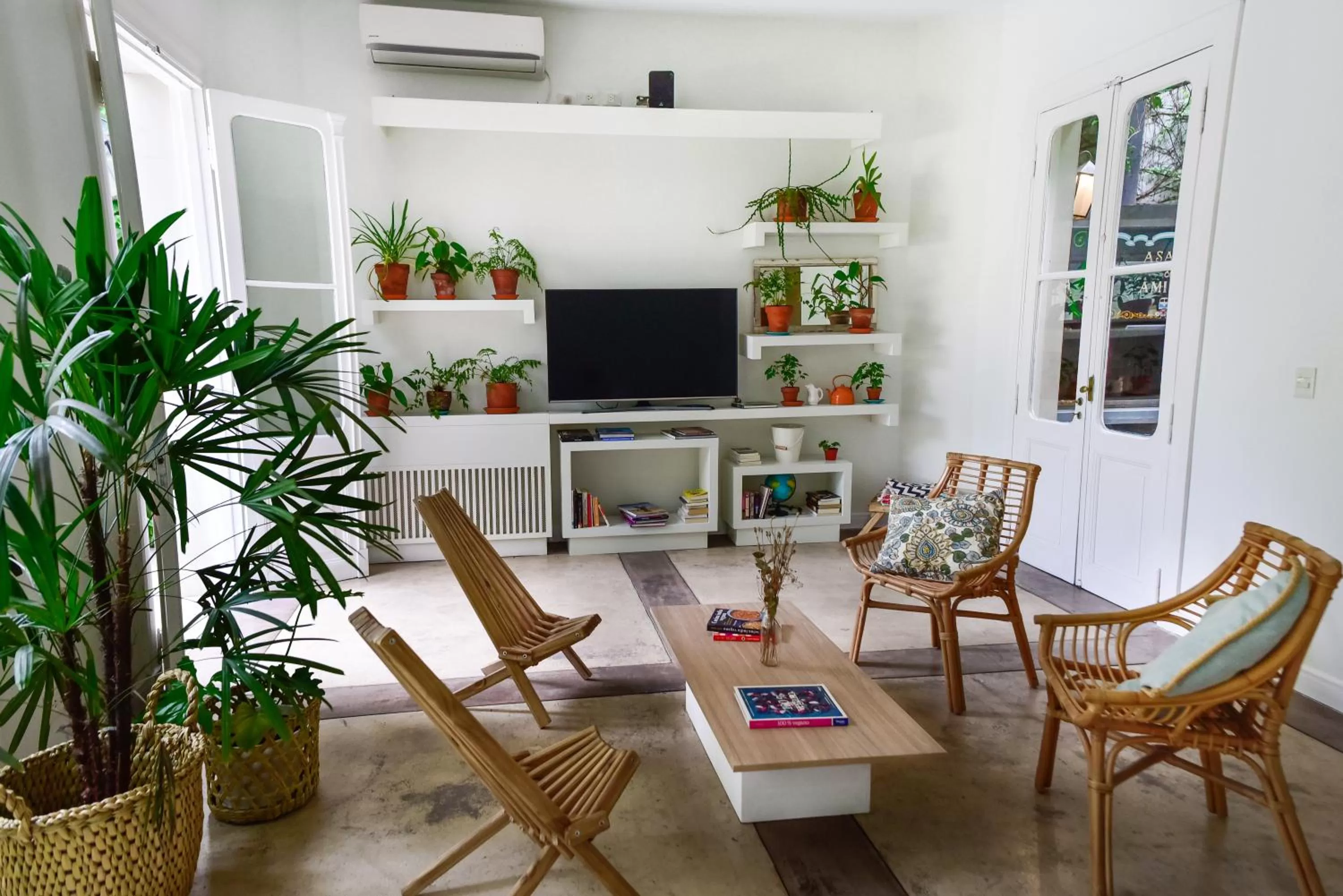 Communal lounge/ TV room, TV/Entertainment Center in Casa Caravan - Plant Based Concept House