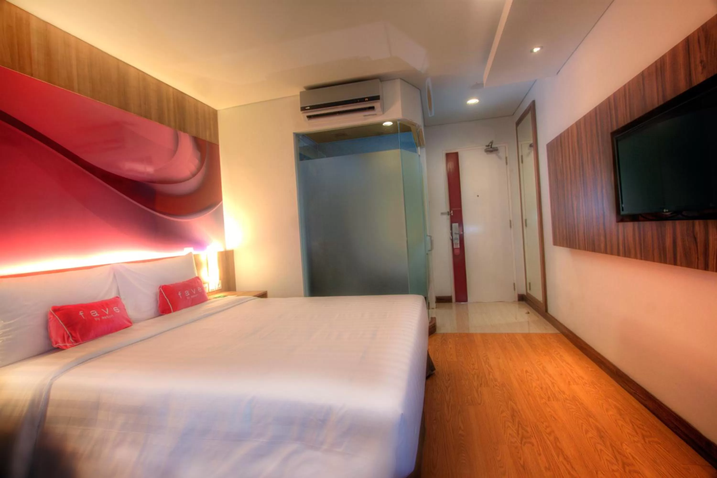 Photo of the whole room, Bed in favehotel LTC Glodok
