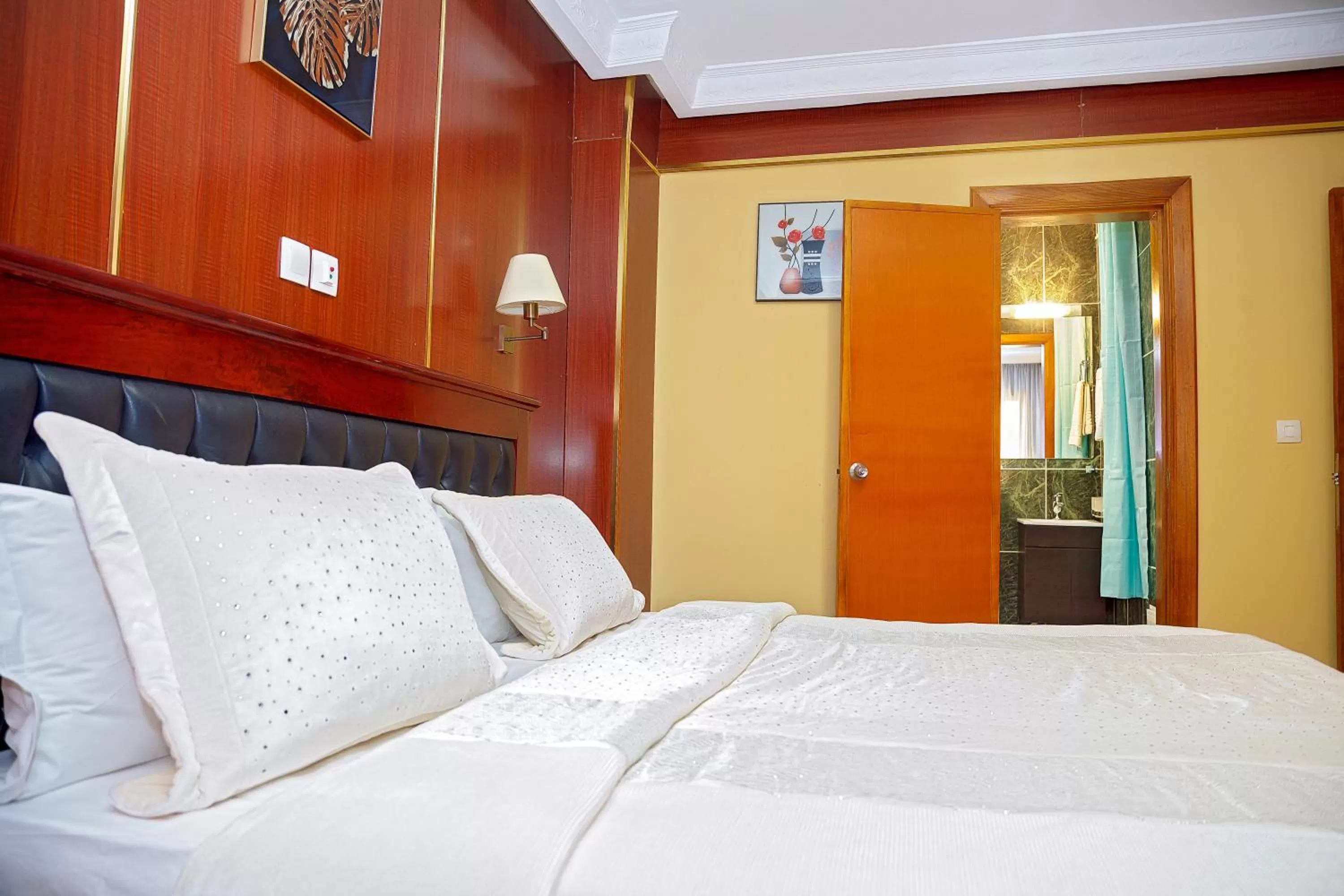 NOUBOU INTERNATIONAL HOTEL BONAPRISO