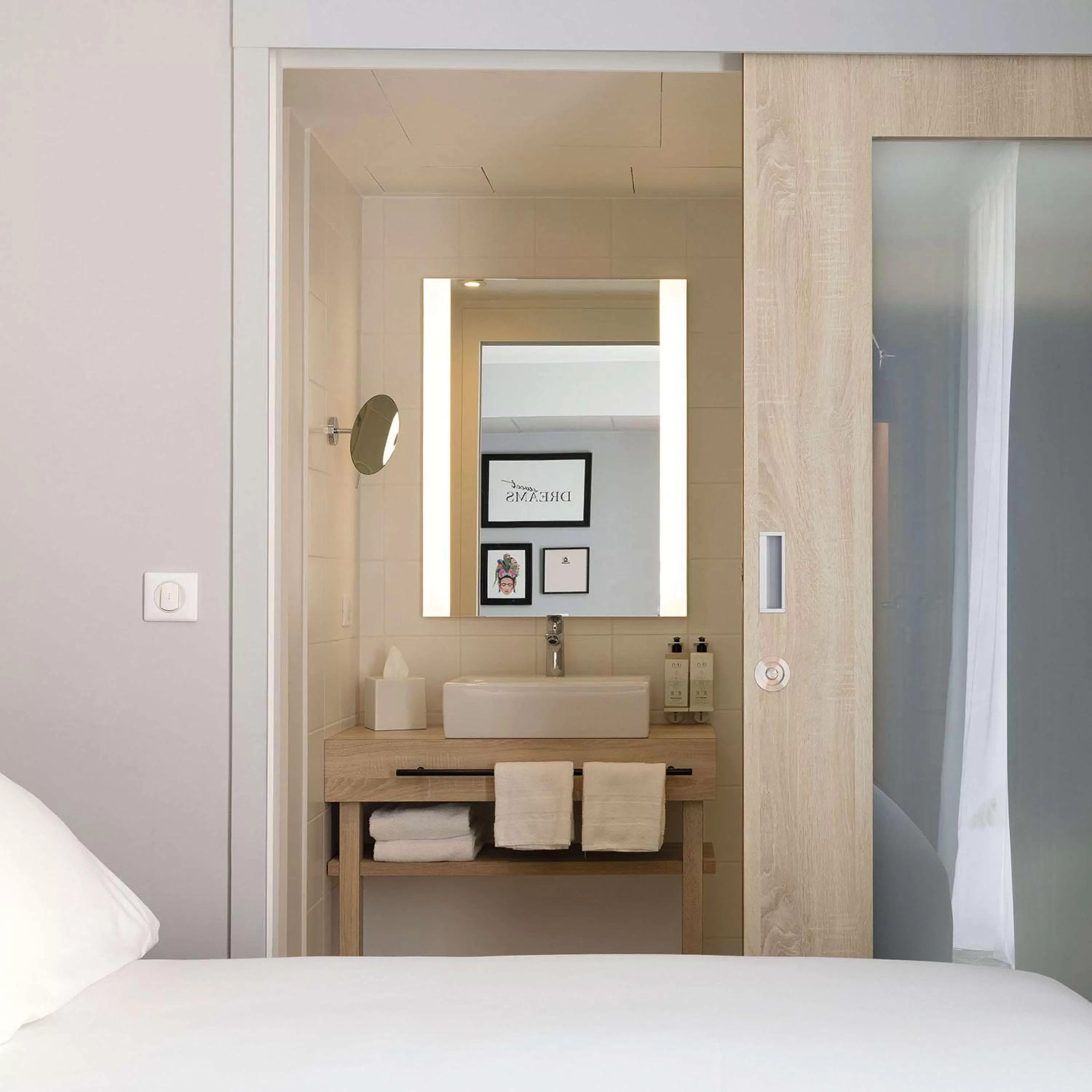 Bathroom, Bed in Hampton by Hilton Tours Centre, France