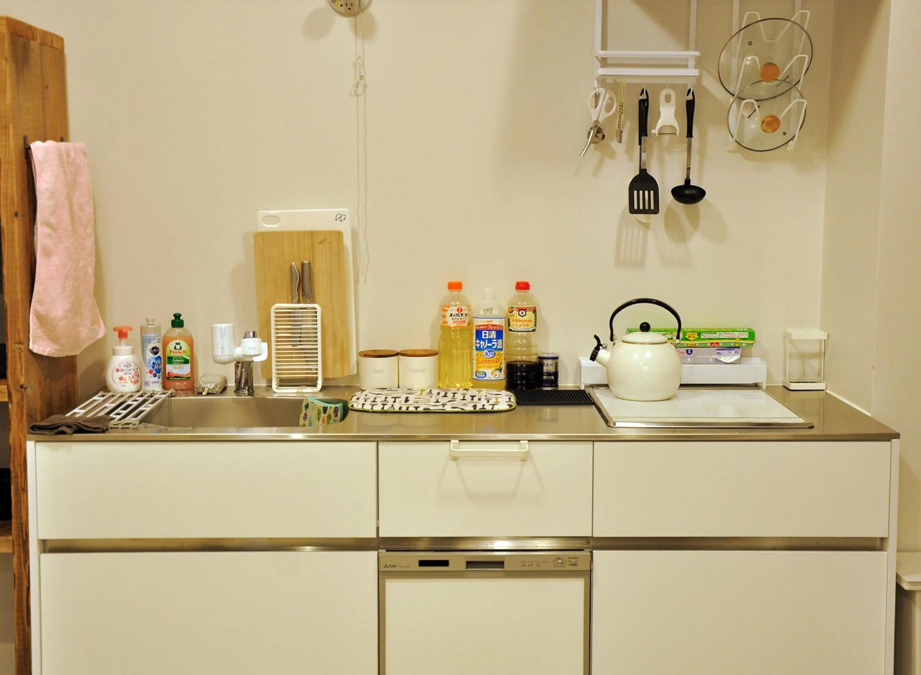 Communal kitchen in Guesthouse Akicafe Inn