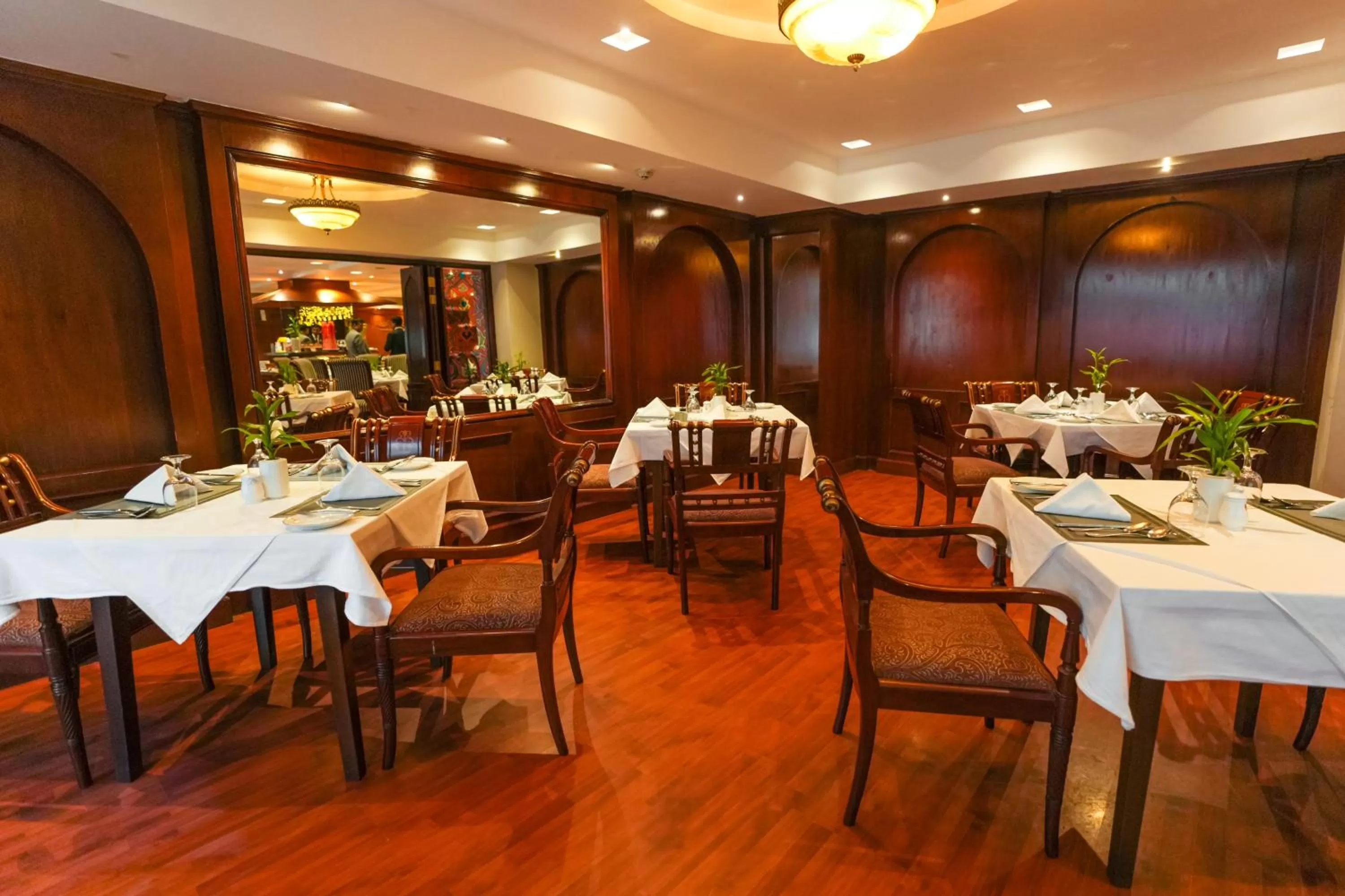 Restaurant/places to eat in Hotel Sarina