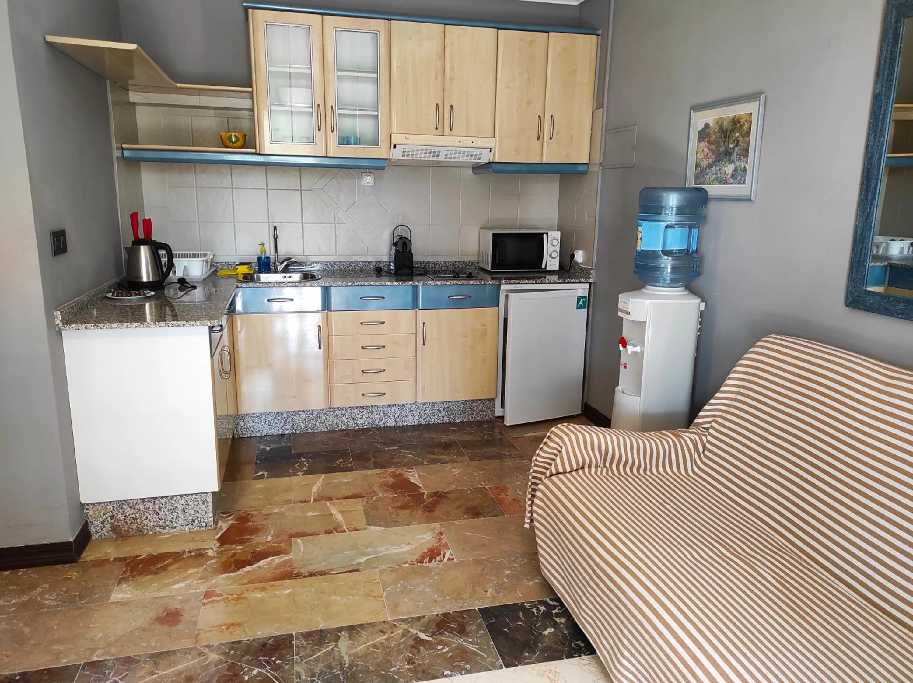 Coffee/tea facilities in Apartamentos Gaudi Style