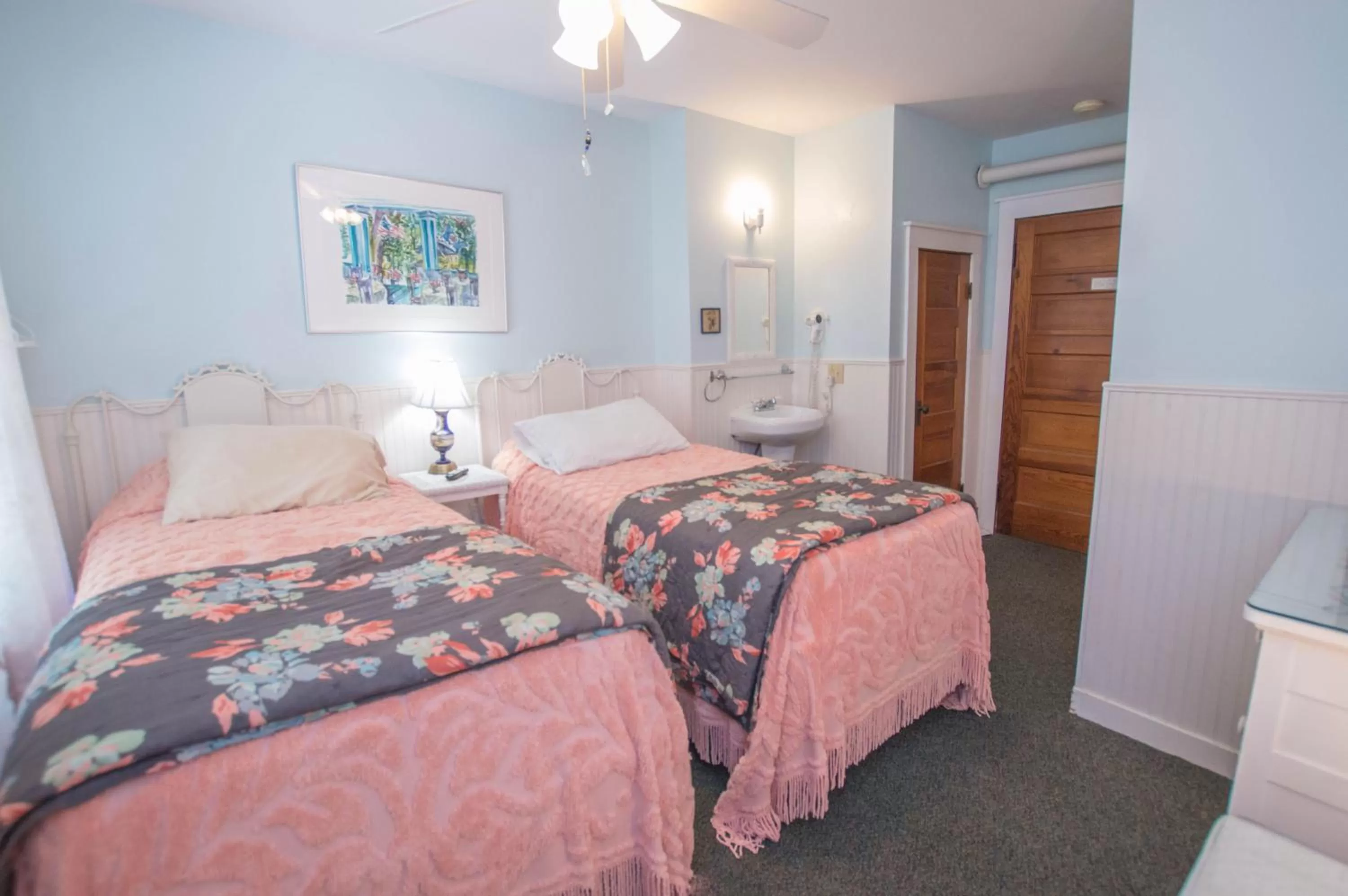 Bed in Terrace Inn and 1911 Restaurant