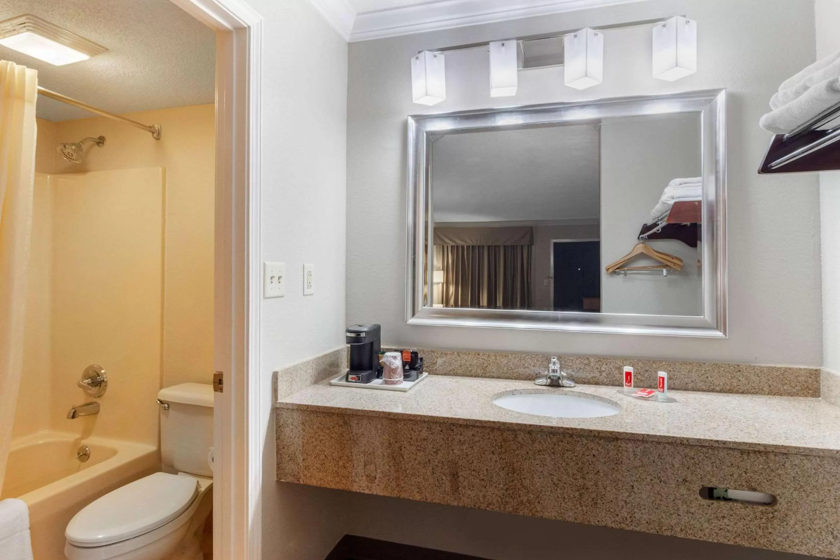 Bedroom in Econo Lodge Byron - Warner Robins