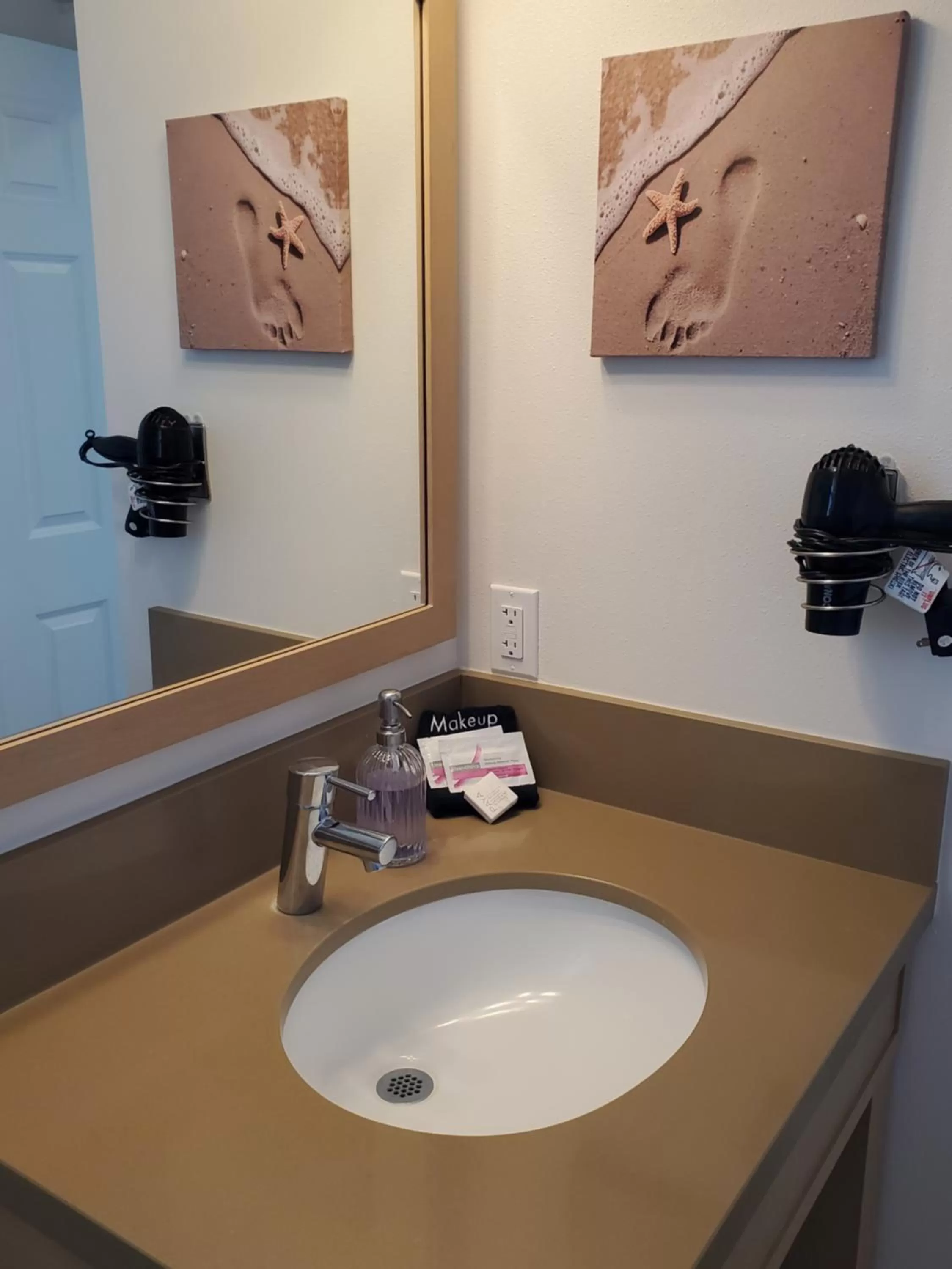 Shower, Bathroom in Moonstone Beach Motel