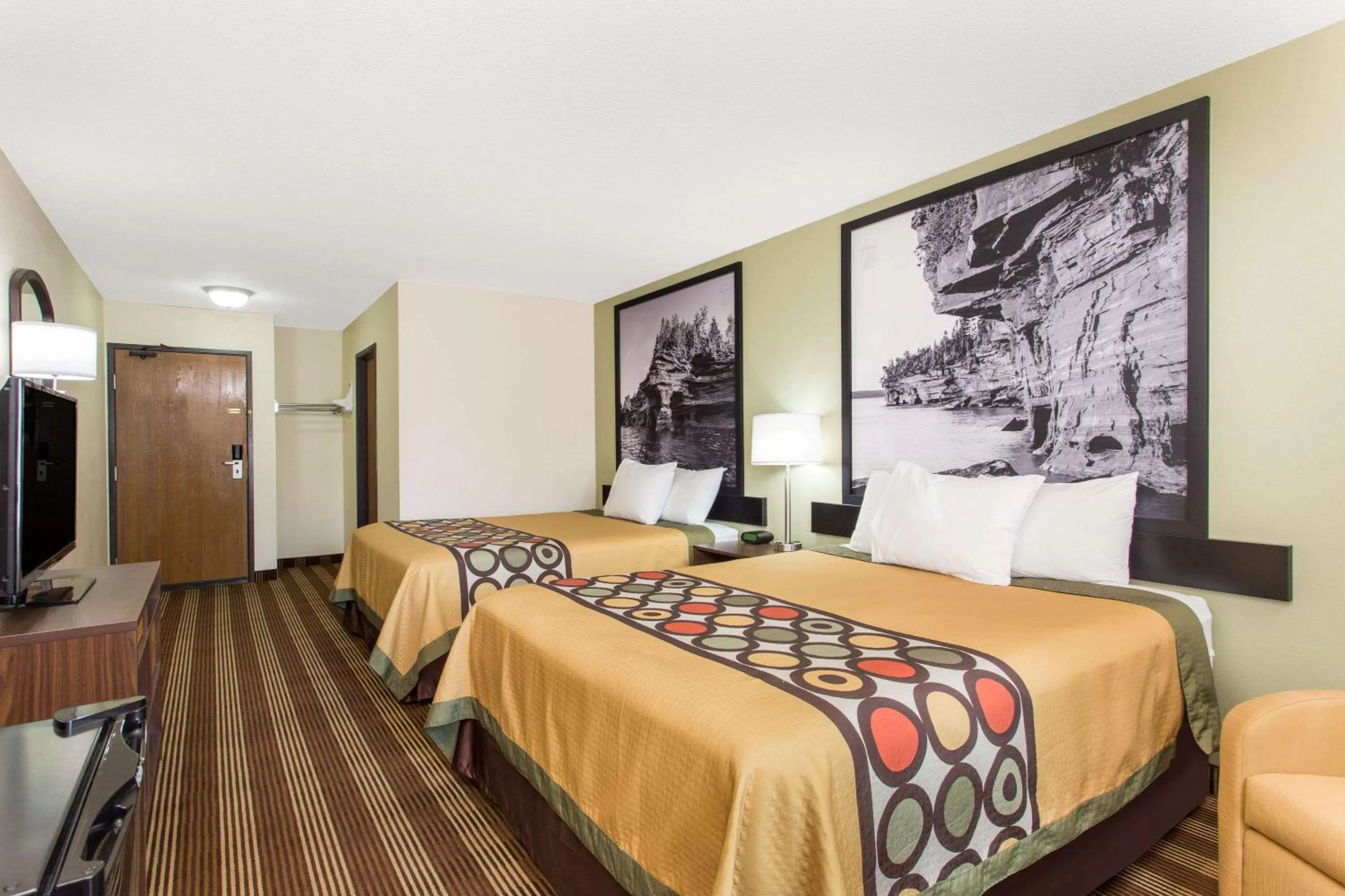 Photo of the whole room, Bed in Super 8 by Wyndham Eau Claire I-94