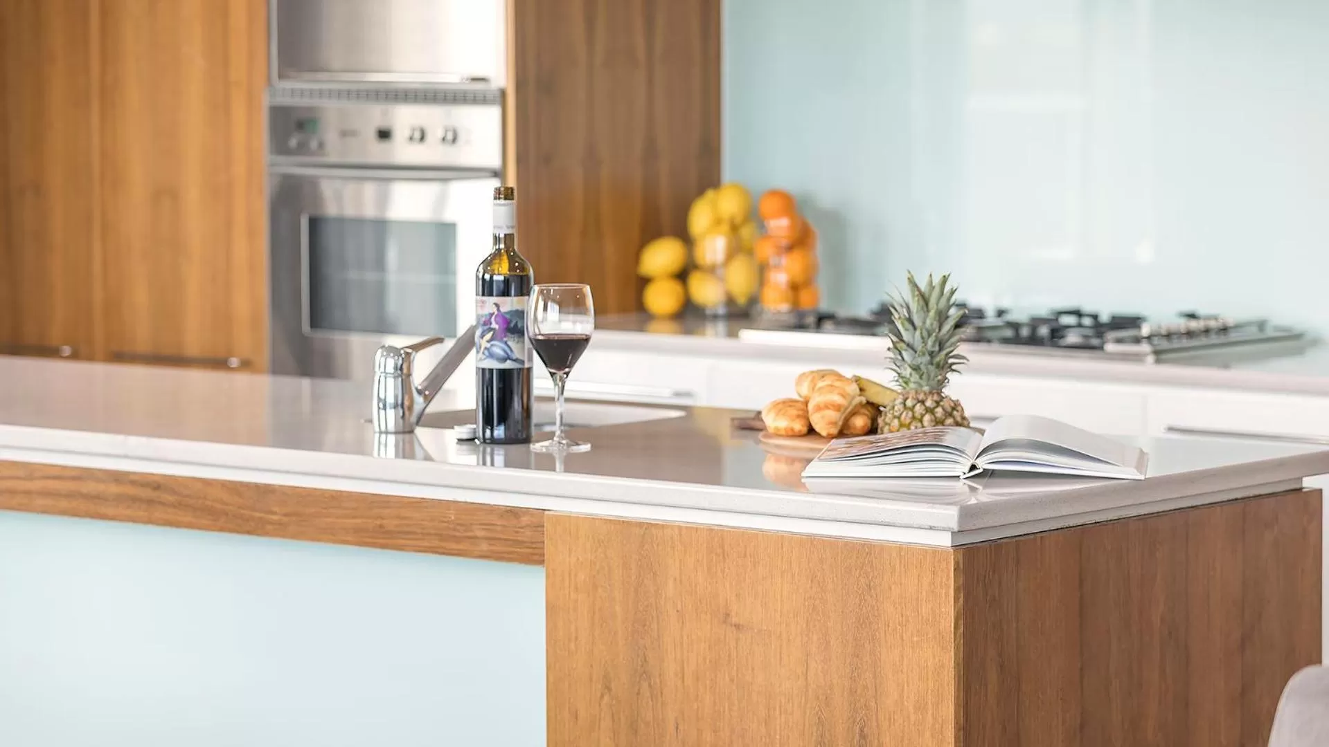 Kitchen or kitchenette in Oaks Adelaide Embassy Suites