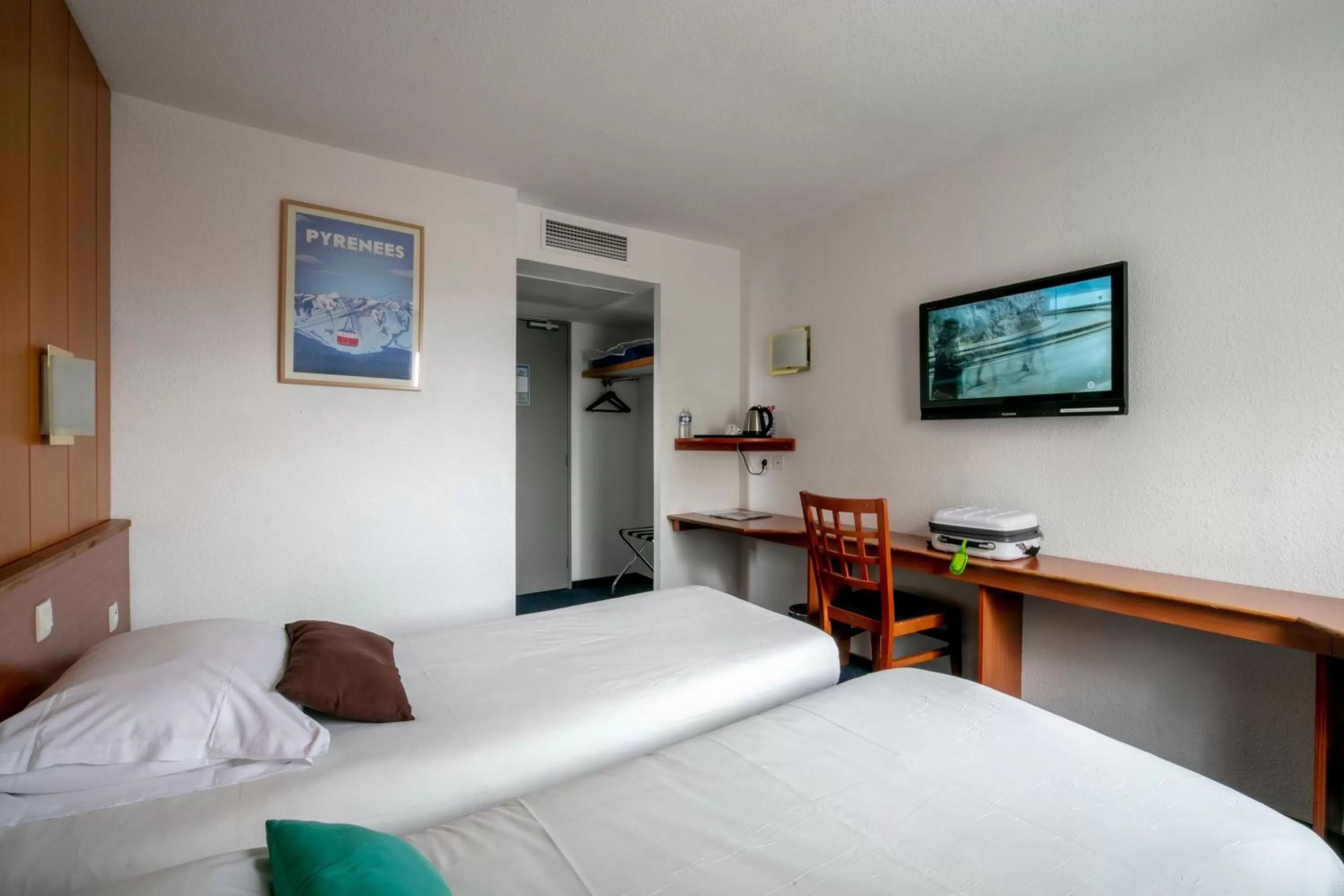 Twin Room in Ostal Pau Universite - Sure Hotel Collection by Best Western