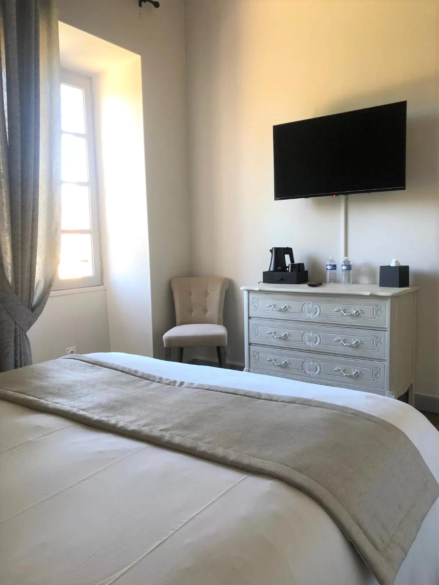 Bed, TV/Entertainment Center in Domaine de Monplaisir