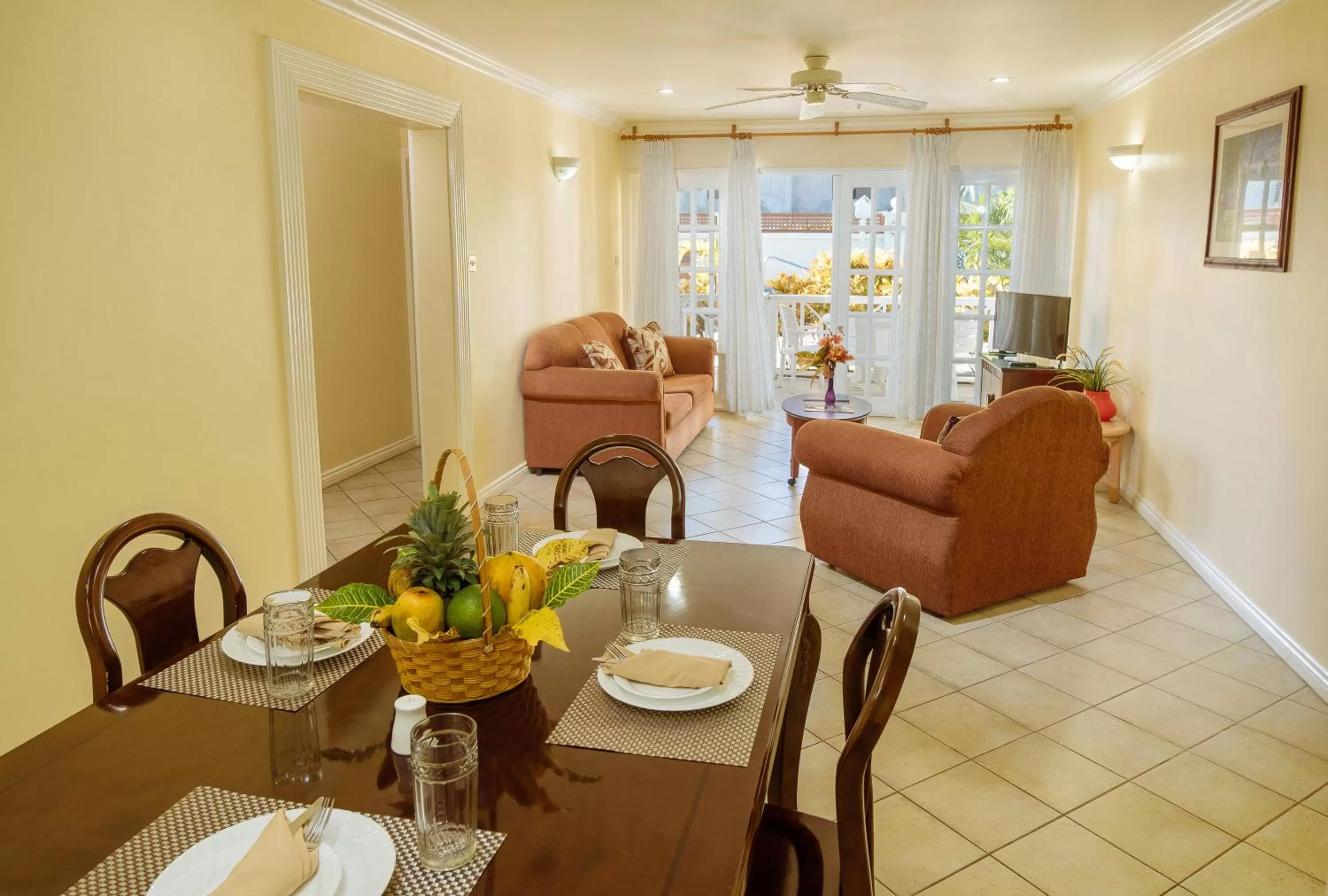 Living room in Bay Gardens Hotel