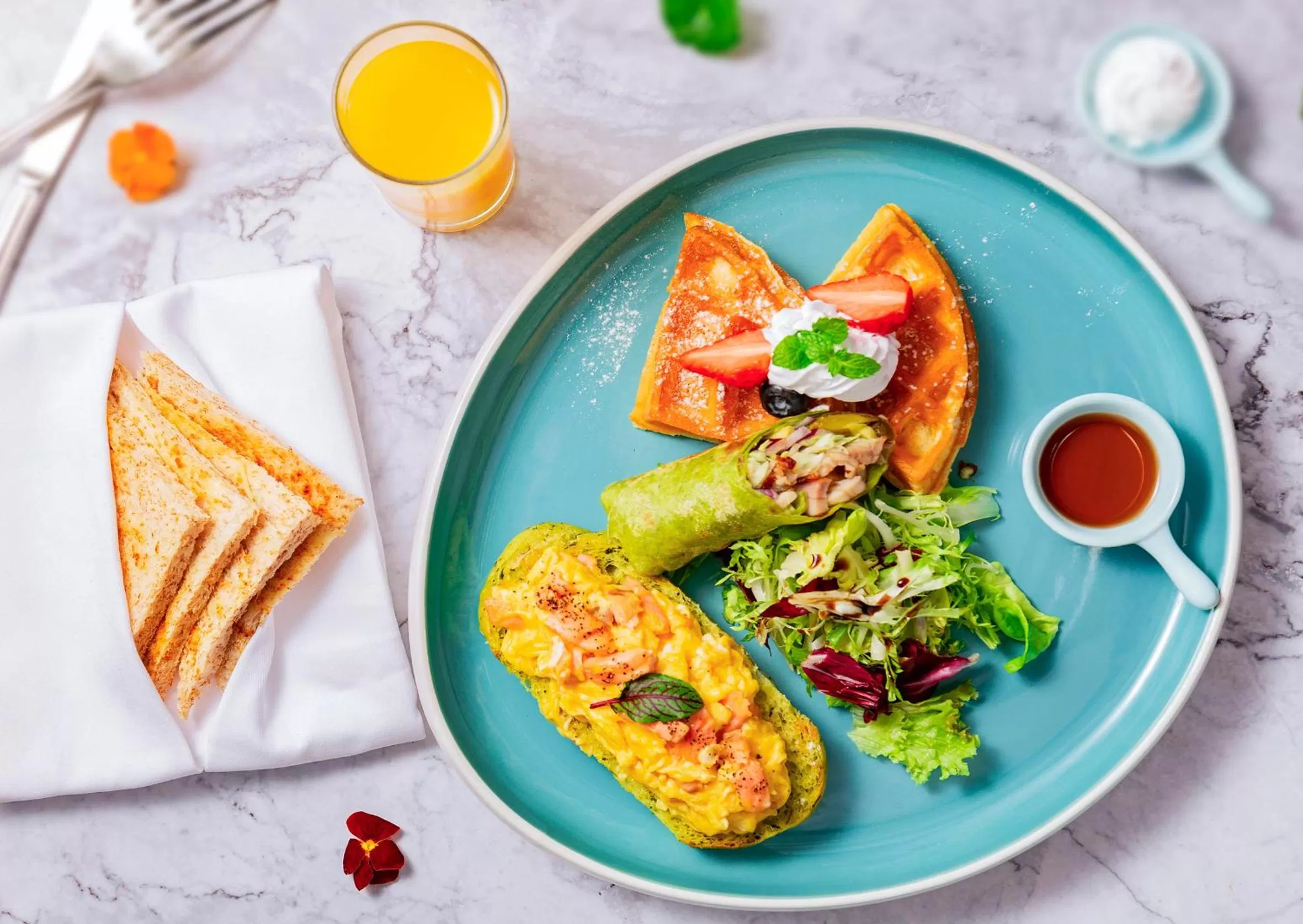 Buffet breakfast in Crowne Plaza Hotel & Suites Landmark Shenzhen by IHG