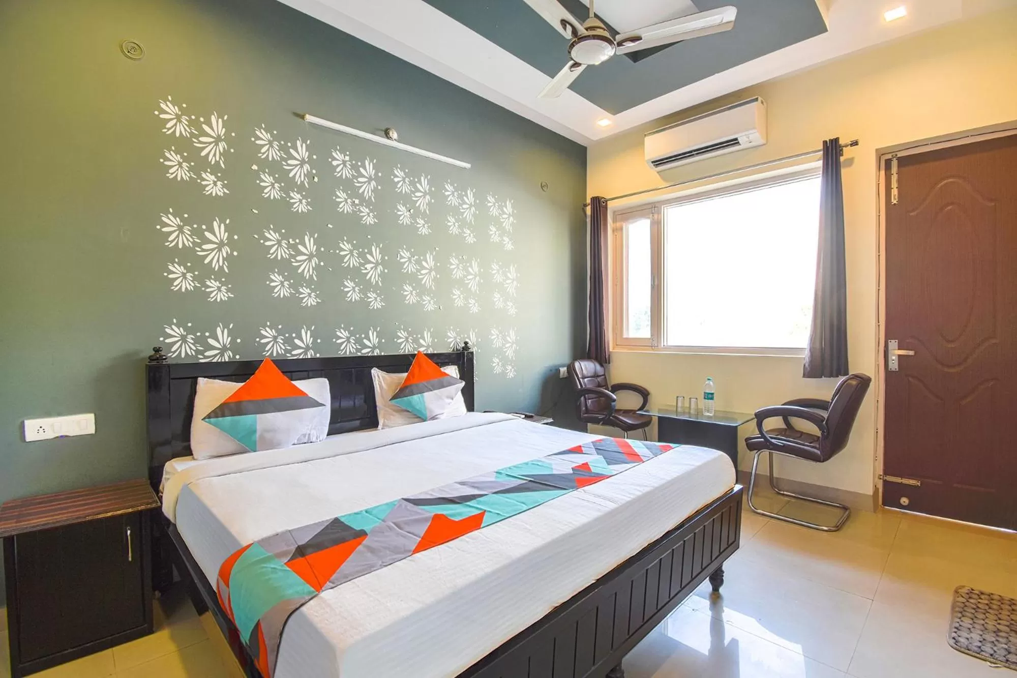 Bedroom, Bed in FabExpress Bzoie Heritage